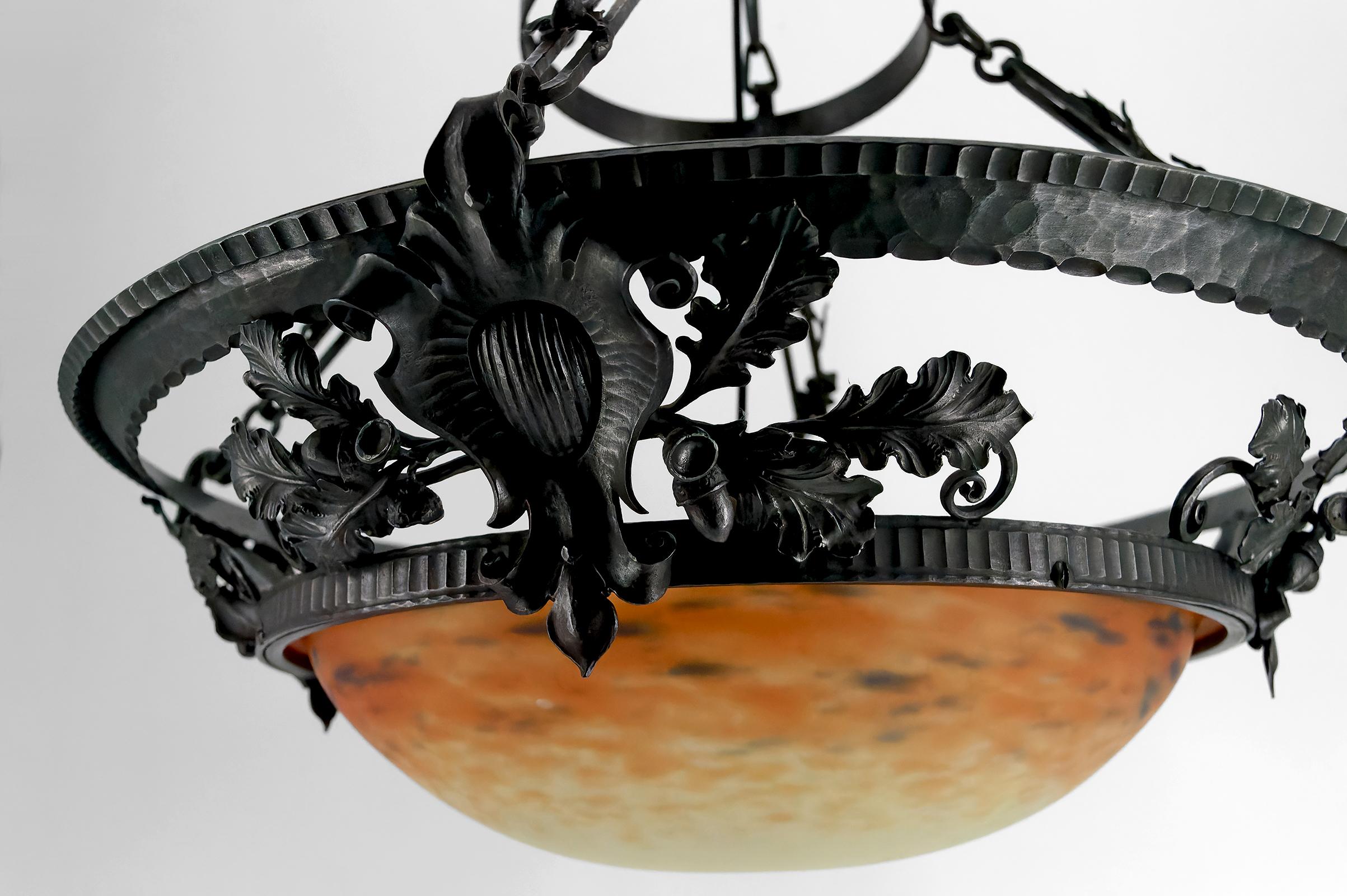 Lampada a sospensione, ferro battuto e pasta di vetro soffiato, attribuita a Muller Frères In condizioni ottime in vendita a VÉZELAY, FR
