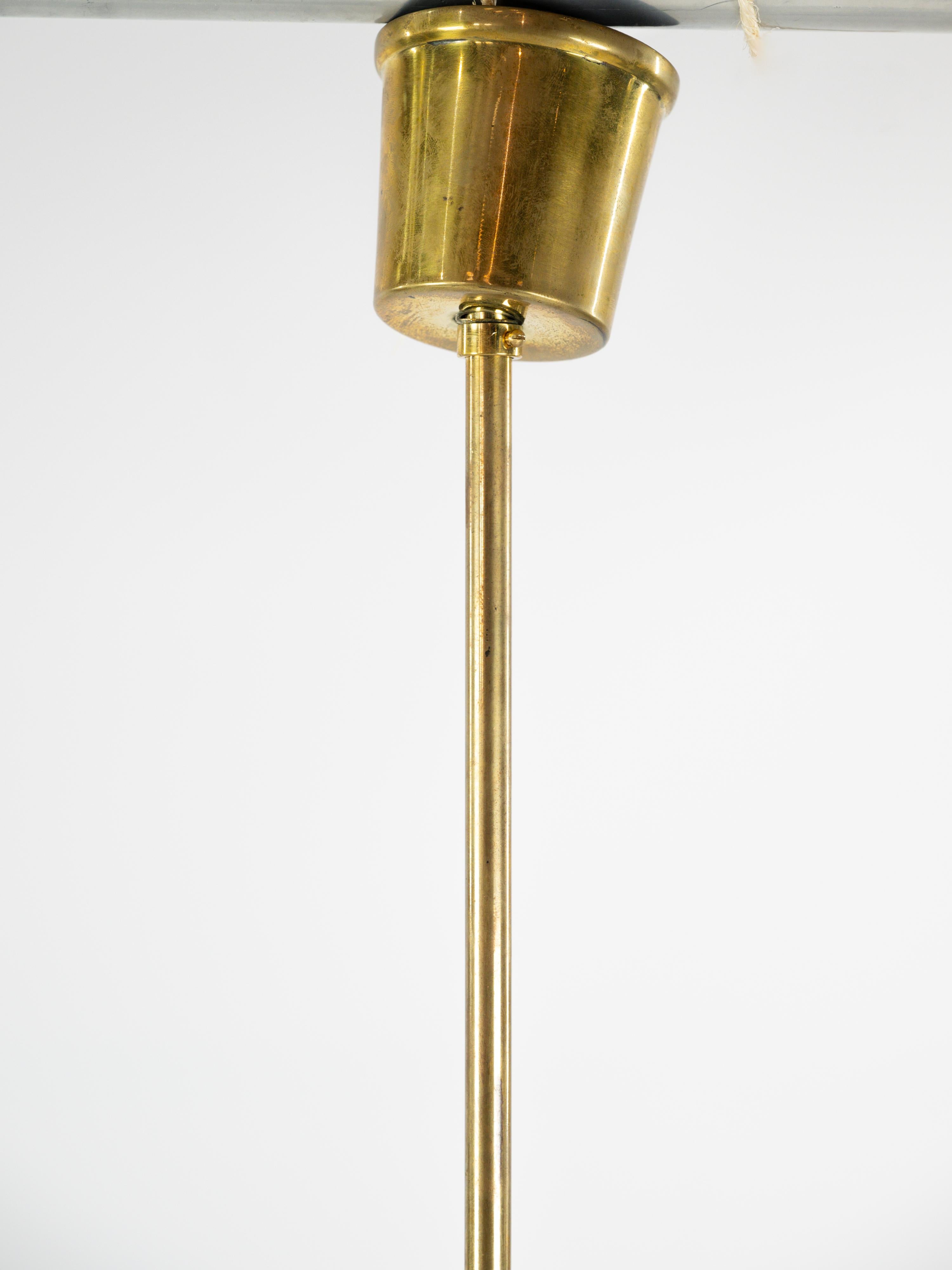 Coppia di lampade a sospensione in ottone e vetro pressato del 1950 circa in vendita 3