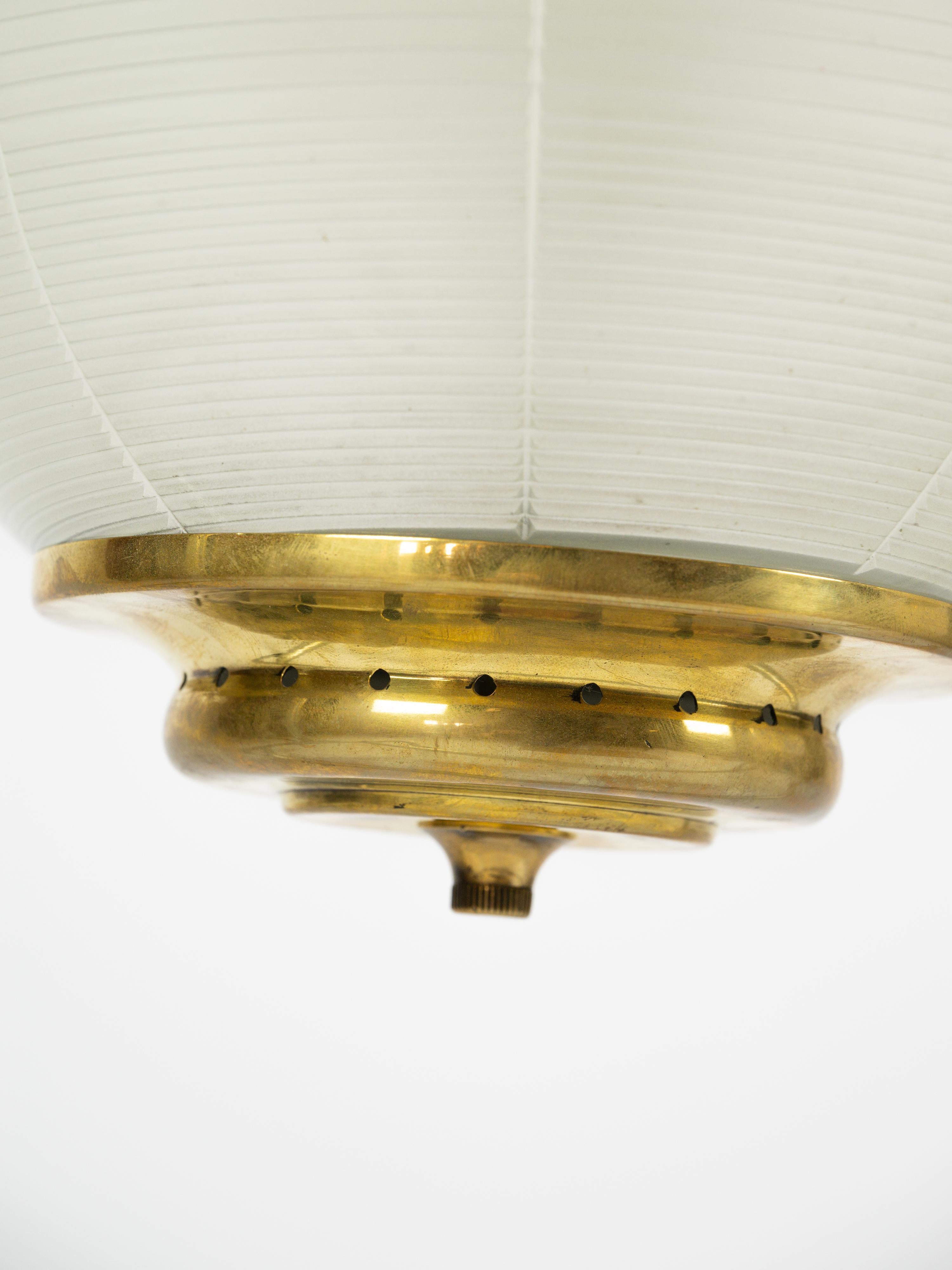 Coppia di lampade a sospensione in ottone e vetro pressato del 1950 circa in vendita 4
