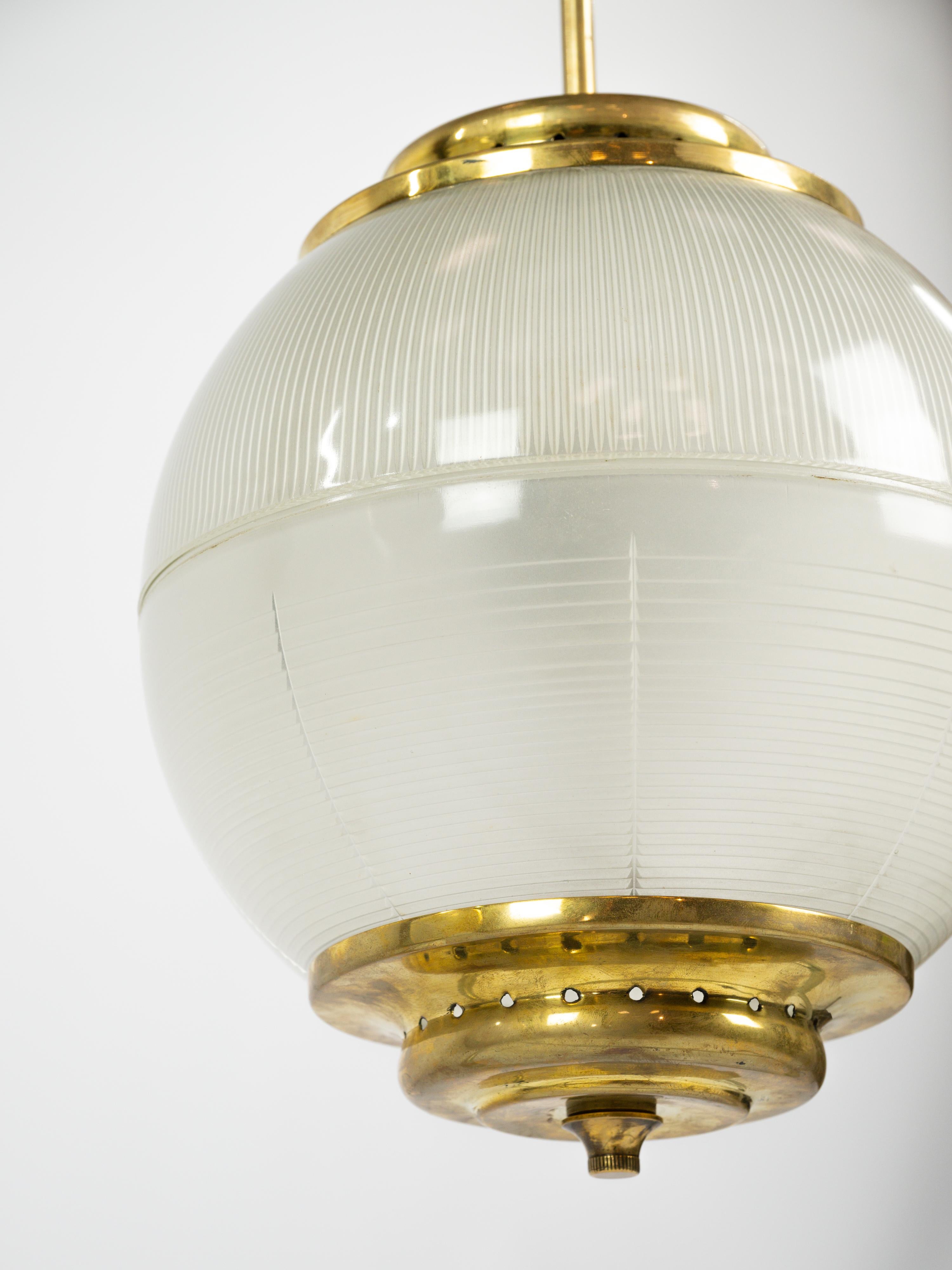 Bella coppia di lampade a sospensione in ottone e vetro pressato. 

Bella patina sull'ottone. 

Opera italiana del 1950 circa. 

Maggiori informazioni su richiesta