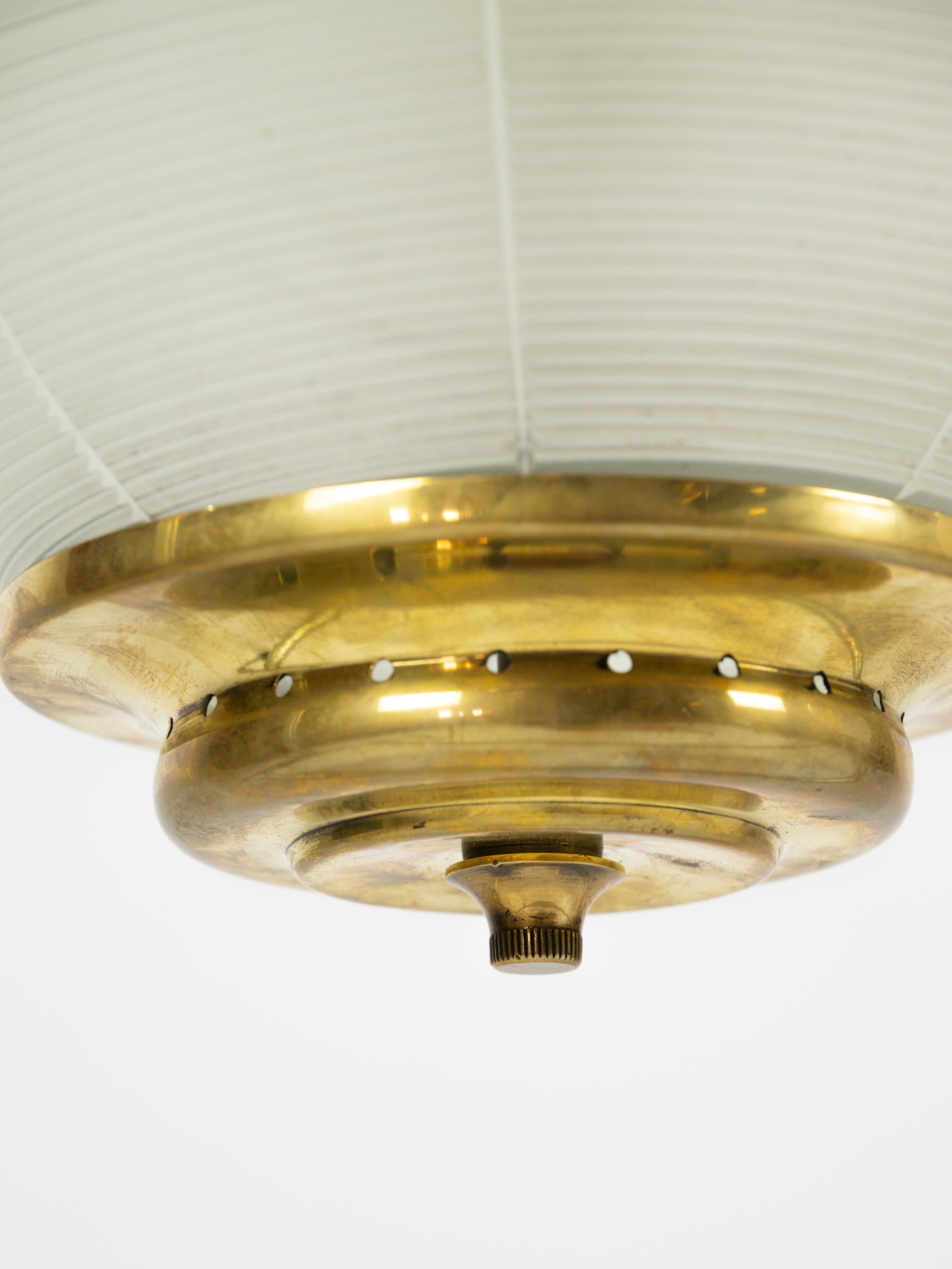 Mid-Century moderno Coppia di lampade a sospensione in ottone e vetro pressato del 1950 circa in vendita