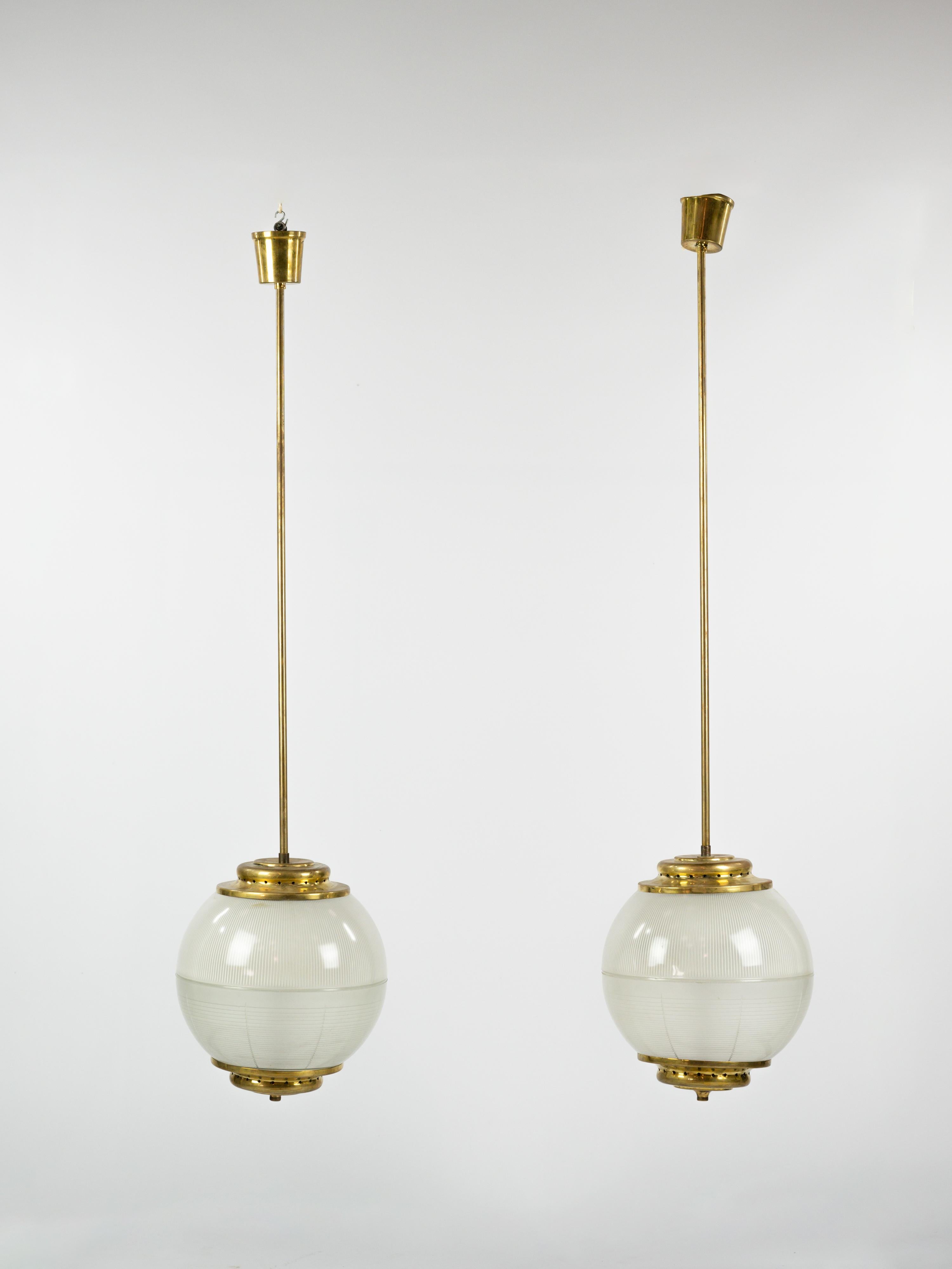 Italiano Coppia di lampade a sospensione in ottone e vetro pressato del 1950 circa in vendita