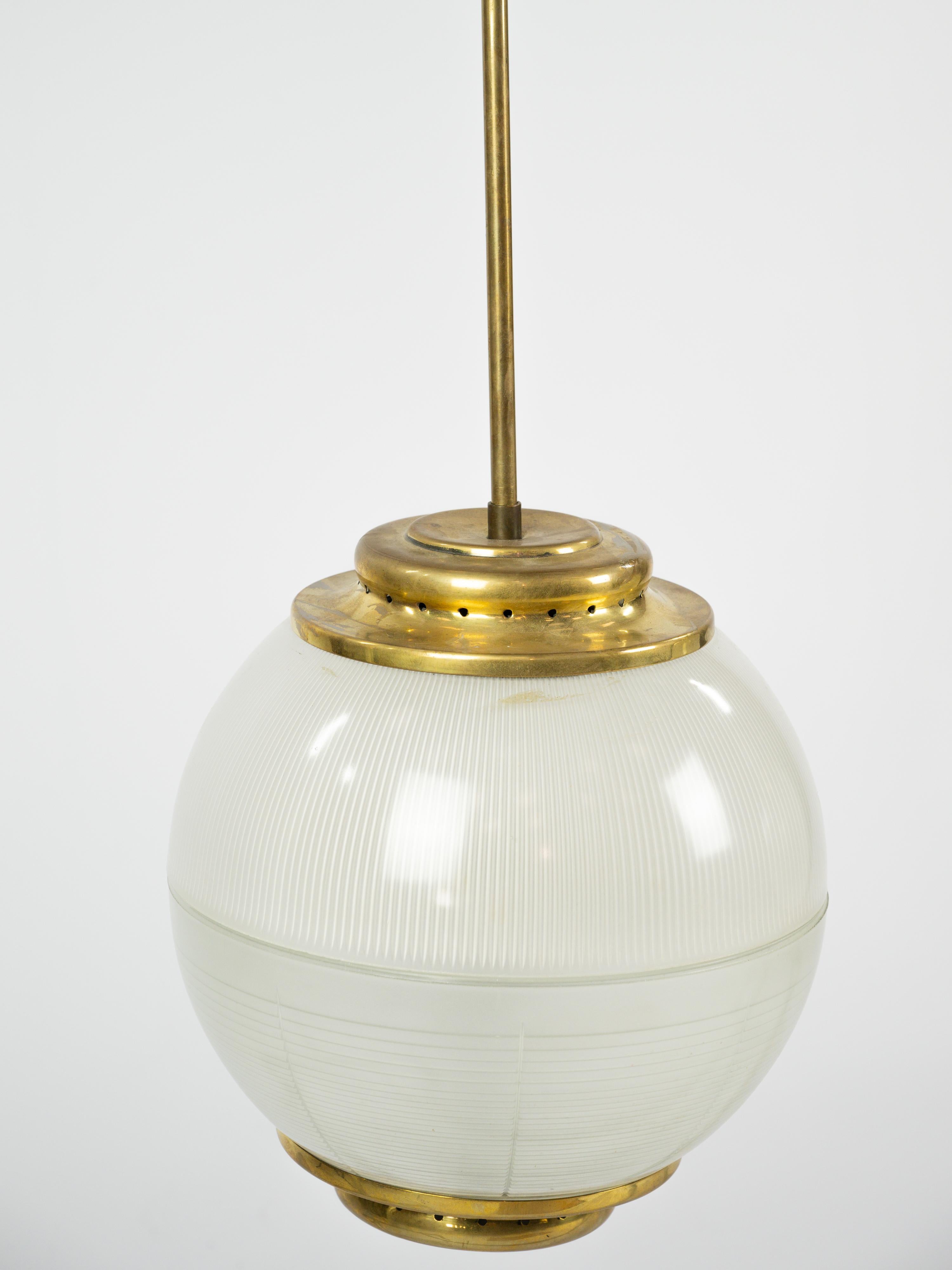 Coppia di lampade a sospensione in ottone e vetro pressato del 1950 circa In condizioni buone in vendita a Monaco, MC