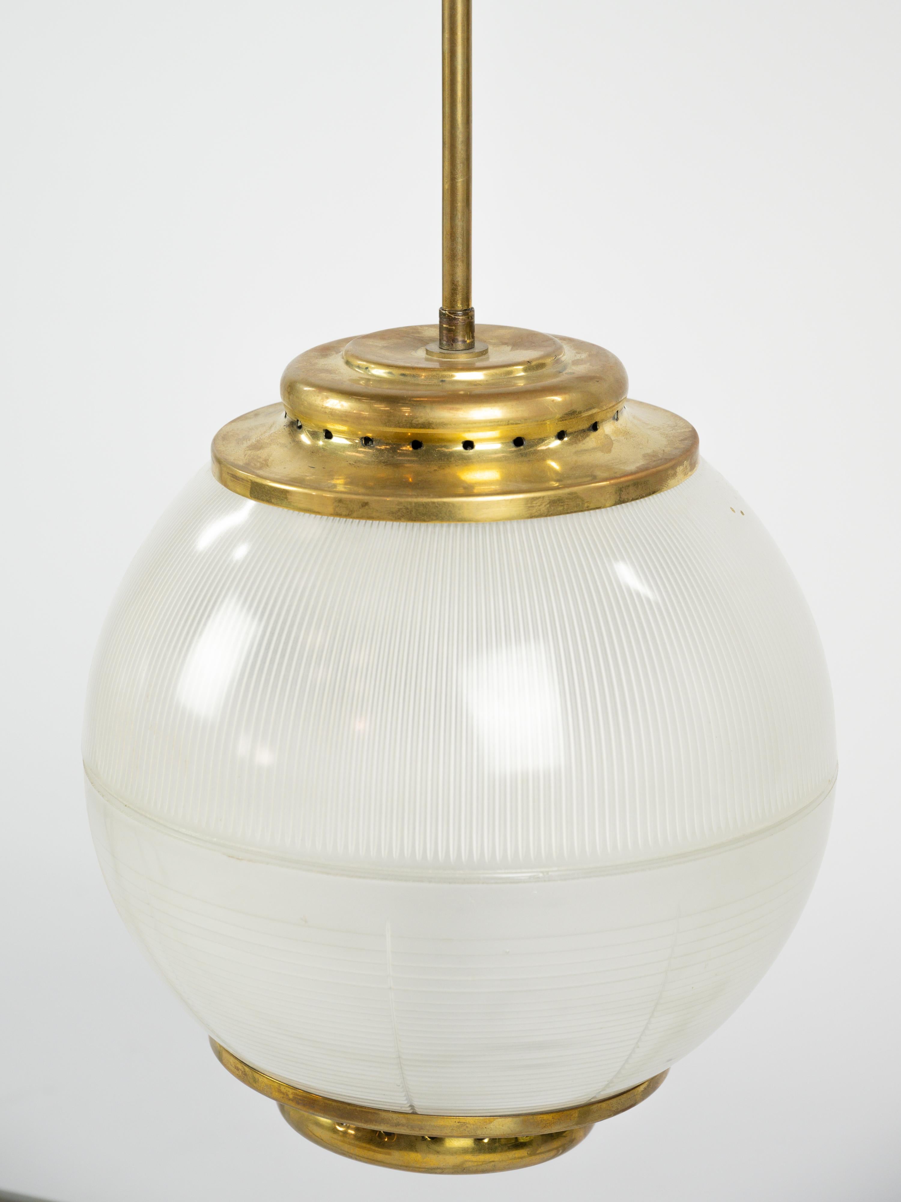Ottone Coppia di lampade a sospensione in ottone e vetro pressato del 1950 circa in vendita