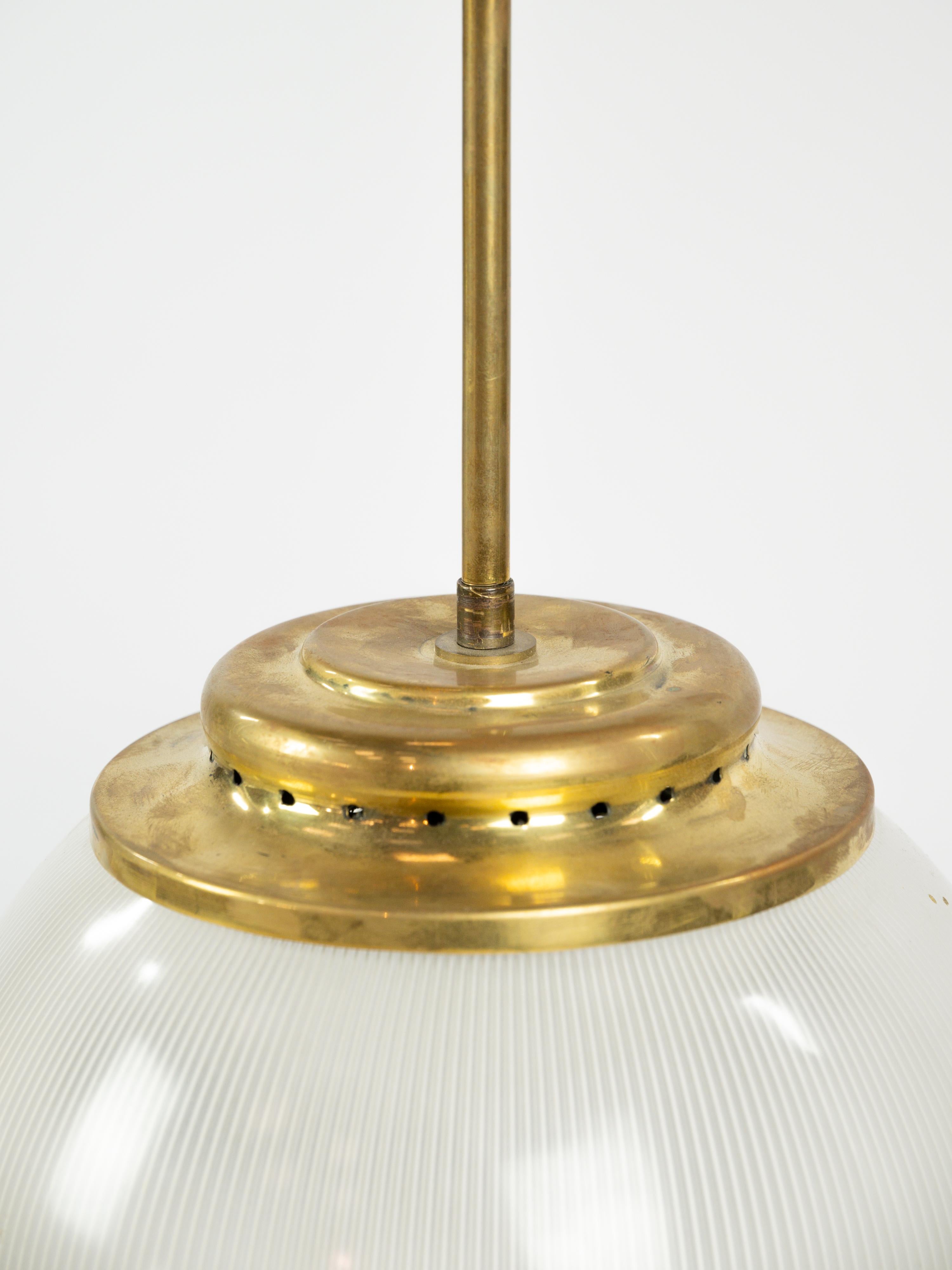 Coppia di lampade a sospensione in ottone e vetro pressato del 1950 circa in vendita 1