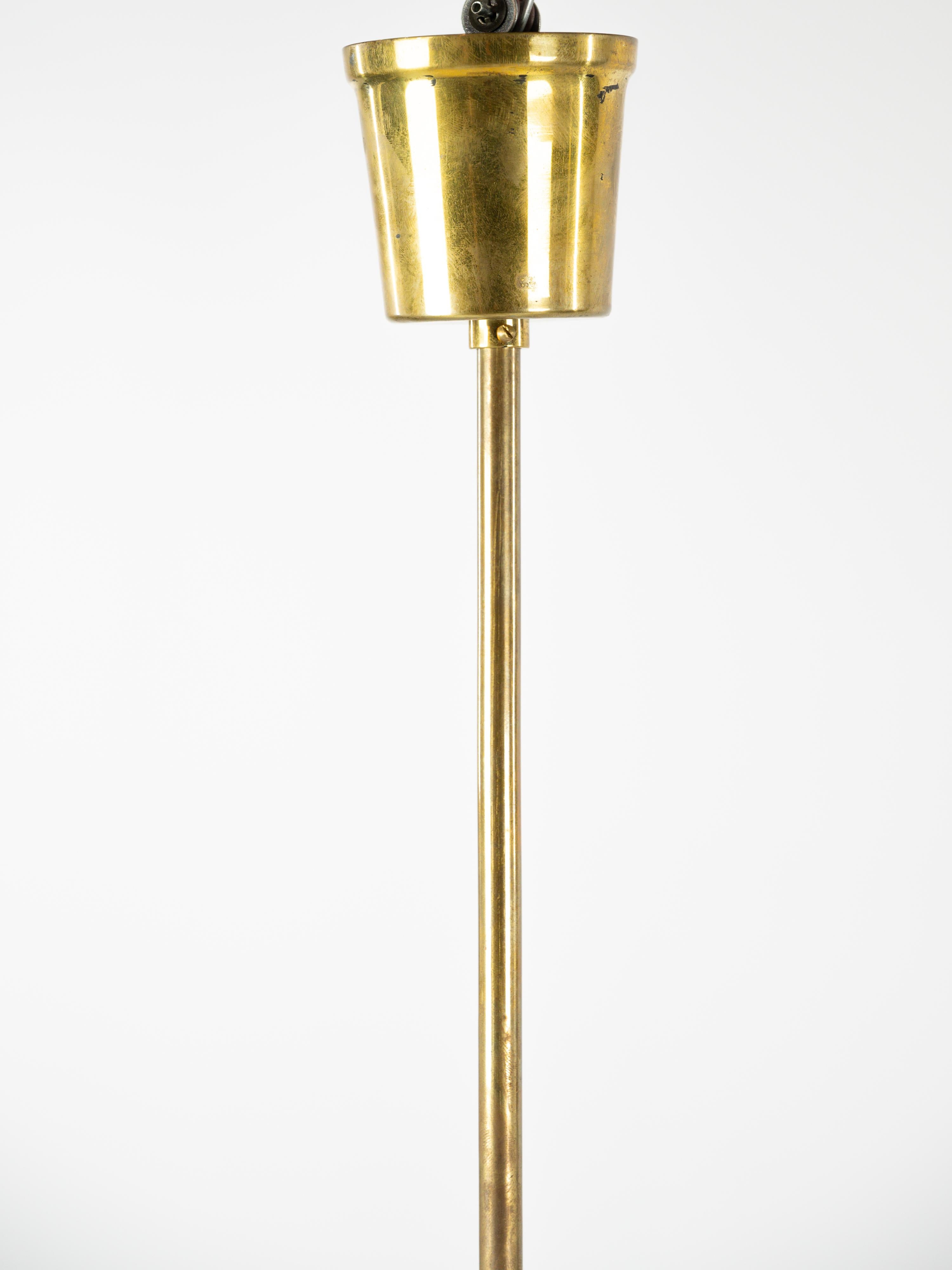 Coppia di lampade a sospensione in ottone e vetro pressato del 1950 circa in vendita 2