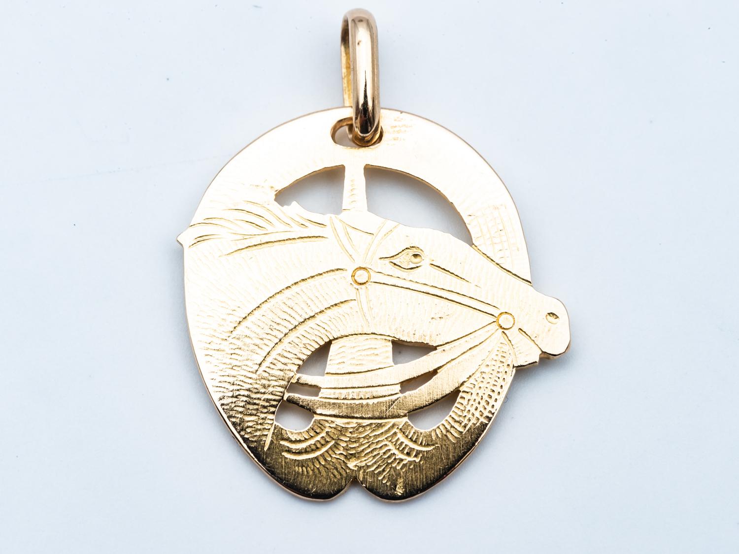 A magnificent pendant in 18-carat yellow gold, a true lucky charm that will delight all equestrian enthusiasts. This exquisite pendant depicts a majestic horse, surrounded by its horseshoe, symbolizing good luck and protection.

Crafted by renowned