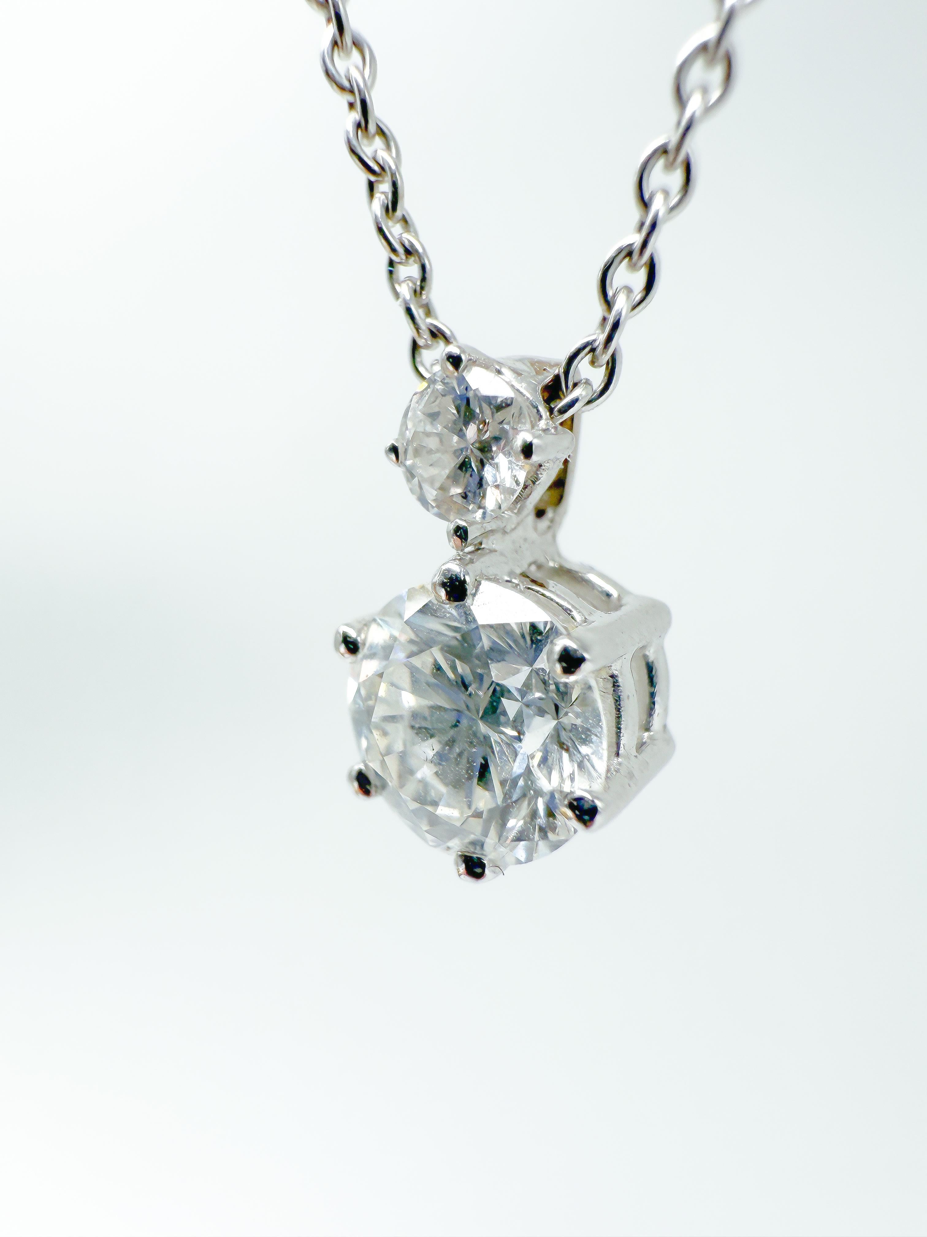 Cet élégant pendentif en diamant allie sophistication classique et design luxueux, ce qui en fait un compagnon élégant en toute occasion. Réalisé en or jaune 18 carats de haute qualité, le pendentif rond séduit par sa forme simple et intemporelle
