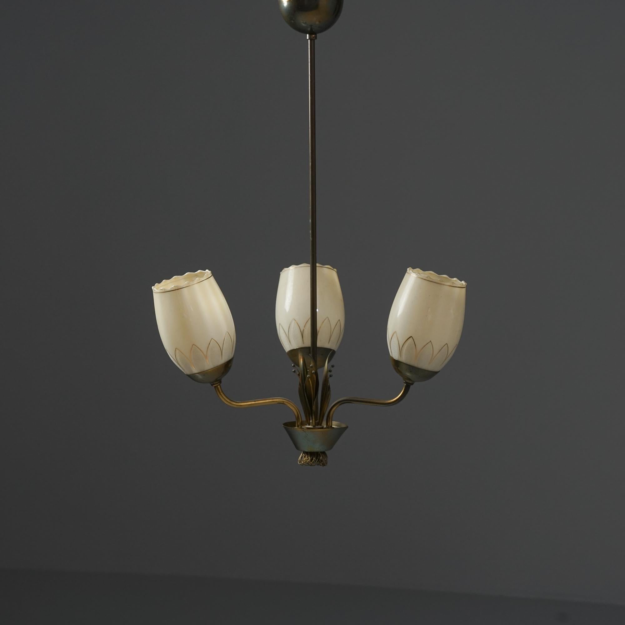 Ciondolo, disegnato da Mauri Almari, prodotto da Idman Oy, anni '50. Struttura in ottone, vetro opalino decorato. Contrassegnato. Buone condizioni vintage, lieve patina coerente con l'età e l'uso.