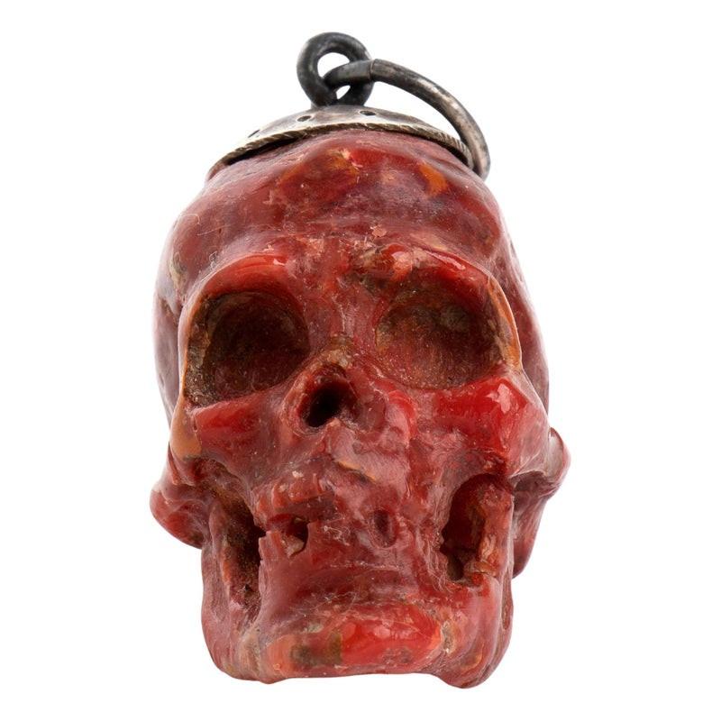 Pendant Memento Mori Red Corallum Rubrum  Italy 18th Century In Excellent Condition In Firenze, IT