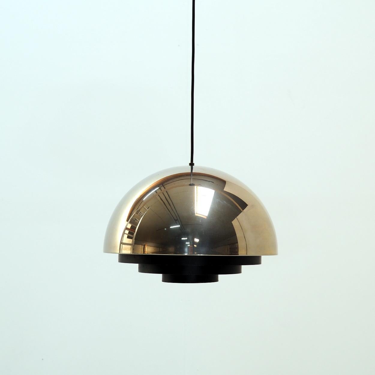 Pendant ‘Milieu’ by Jo Hammerborg for the Danish manufacturer Fog & Morup.

This is the brass version with a black painted metal difuser. A design from the1960s.

The lamp is in good vintage condition with wear and tear corresponding with age.