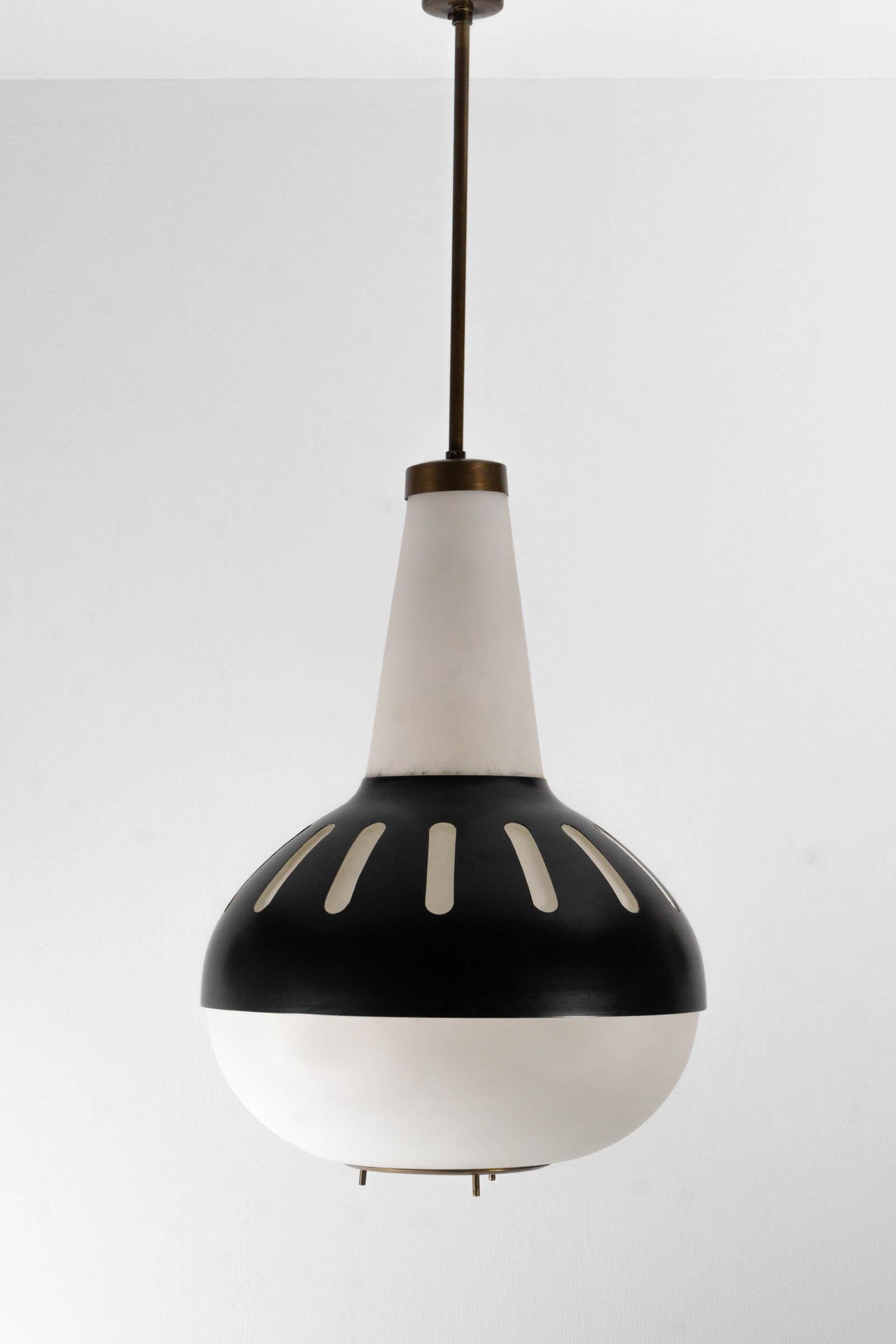 Ce rare plafonnier du designer et peintre verrier français Max Ingrand a été conçu pour Fontana Arte en 1960, connu sous le nom de modèle 