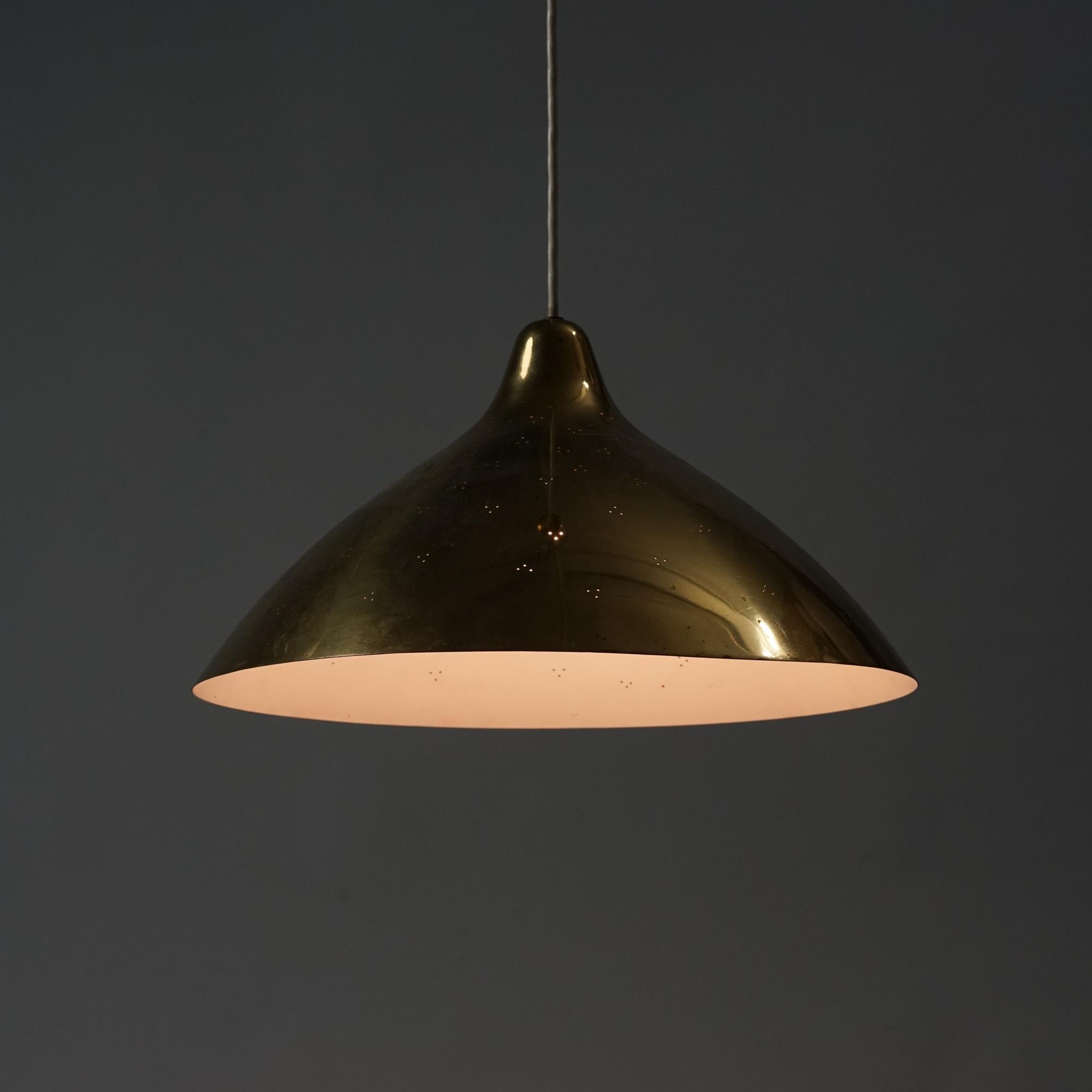 Pendant model 450, design by Lisa Johansson-Pape, manufacured by Orno from the 1950s. Brass. Good vintage condition, minor patinaand wear  consistent with age and use. Marked. Minimalistic Scandinavian Modern design. 

Measurements: diameter 45 cm,