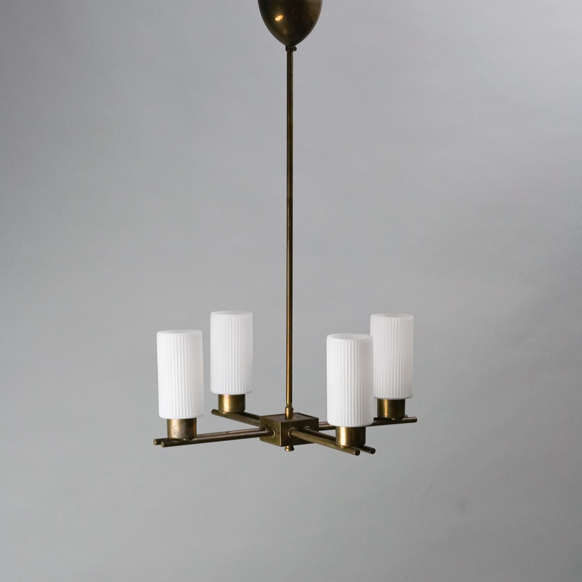Ciondolo modello ER 174, prodotto da Itsu, anni '50. Struttura in ottone con paralumi in vetro lattiginoso. Timbro del produttore sulla cornice. Buone condizioni vintage, patina e usura coerenti con l'età e l'uso. 