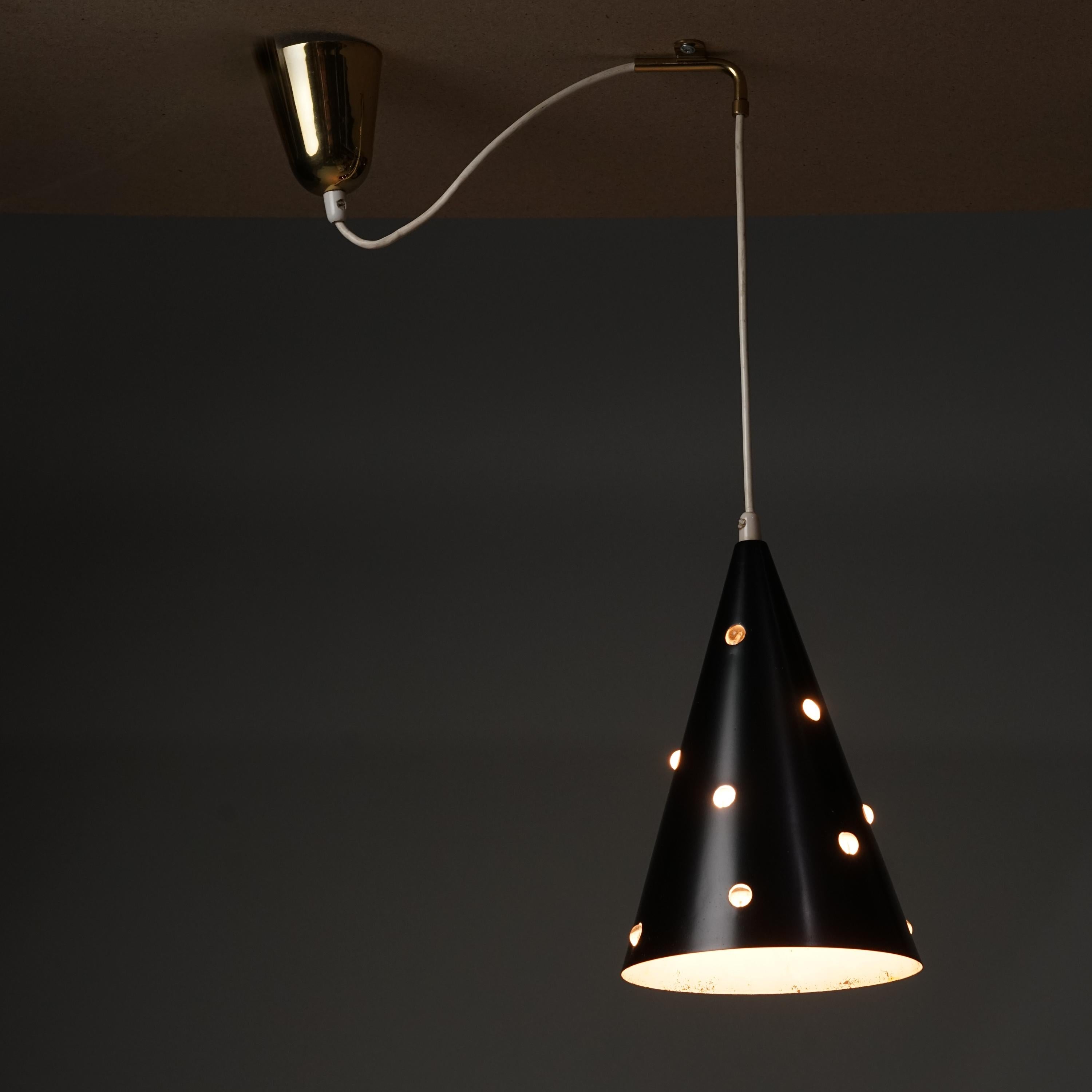 Ciondolo Design/One K2-6, disegnato da Mauri Almari, prodotto da Idman Oy, anni 1950/1960. Paralume in metallo verniciato con bellissime perle di vetro che lasciano trasparire la luce. Dettagli in ottone. Buone condizioni d'epoca, patina minore e