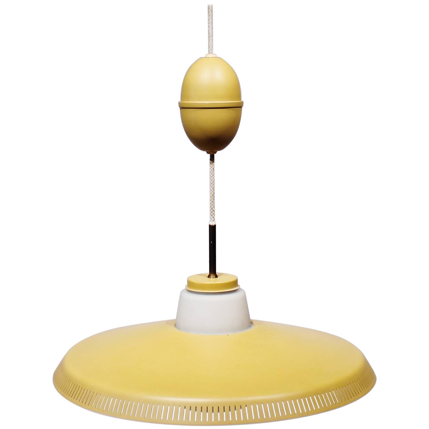 Ciondolo modello P415 dipinto di giallo da Bent Karlby per Lyfa degli anni '60