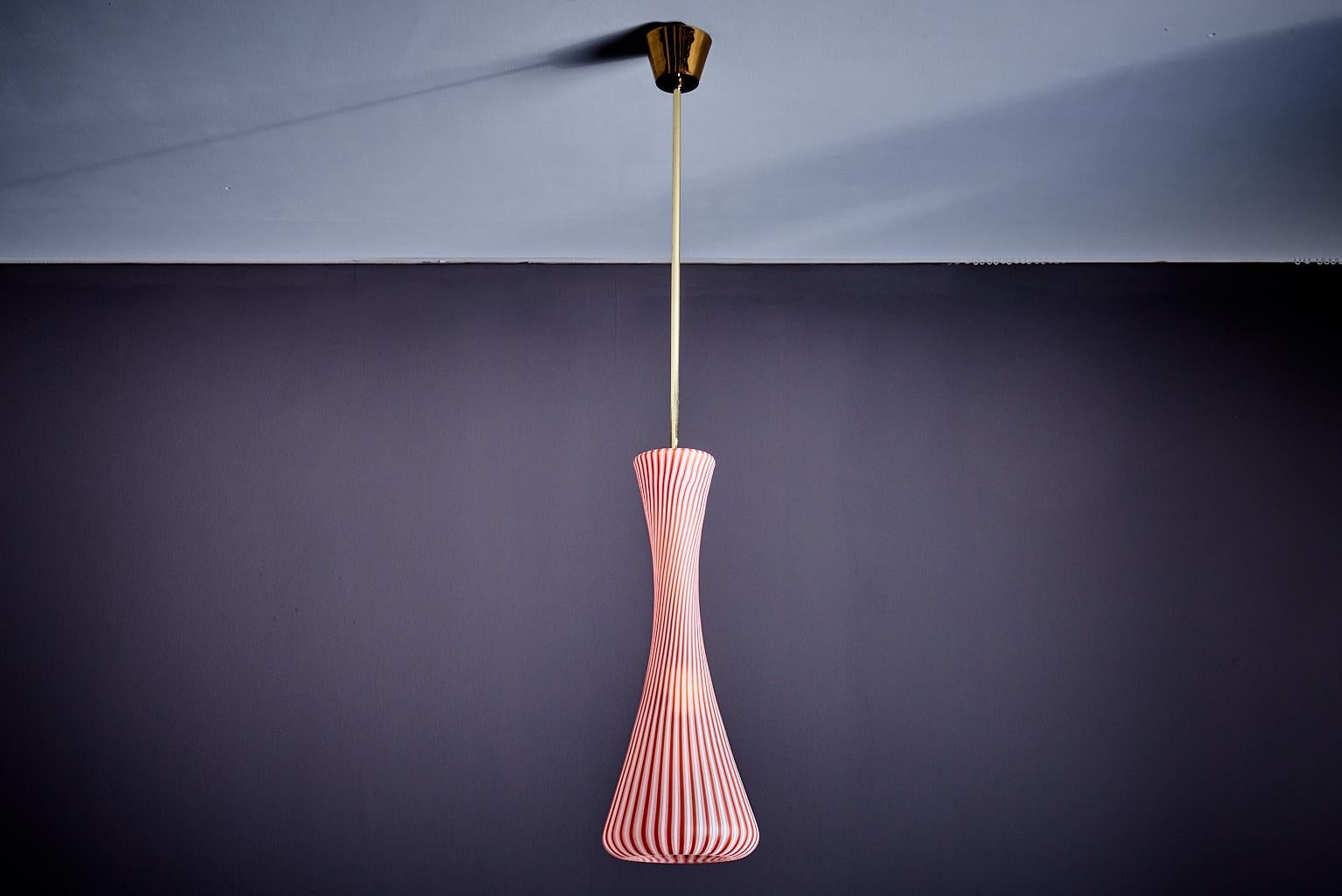 Mid-Century Modern Lampe à suspension de Murano à la manière de Vignelli, Italie, années 1950 en vente