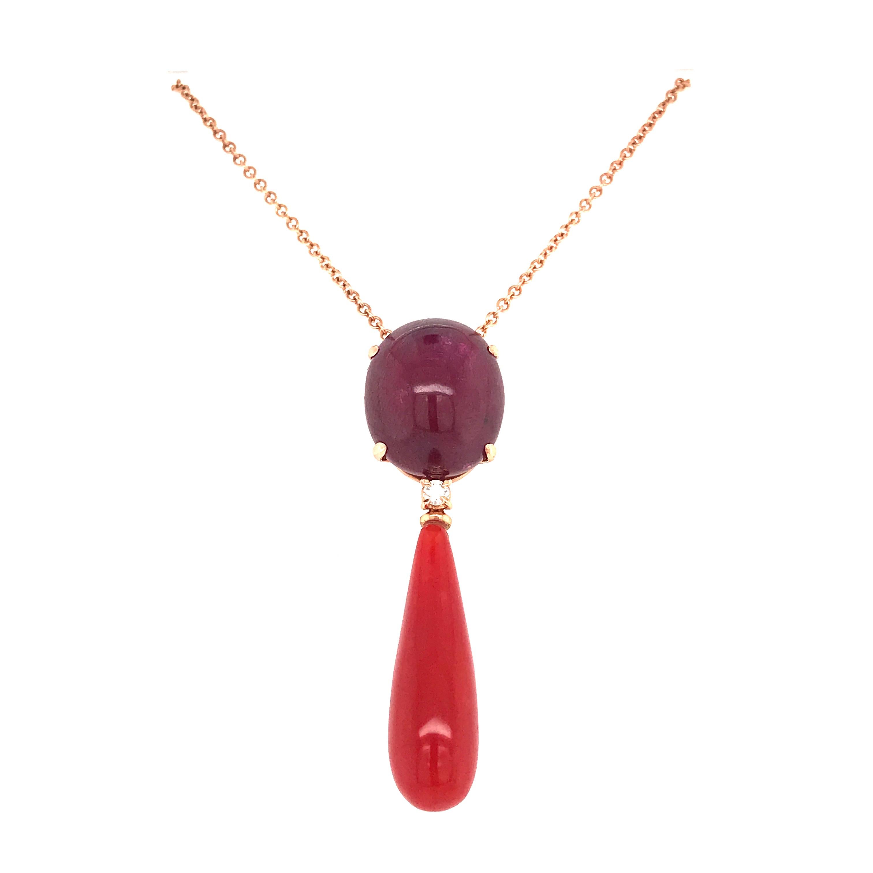 Stunning ruby glass pendant necklace, beautifully set with a sparkling diamond and dazzling coral. Every detail of this jewel is meticulously crafted to capture attention and add a touch of glamour to your style.

The ruby glass, carefully filed to