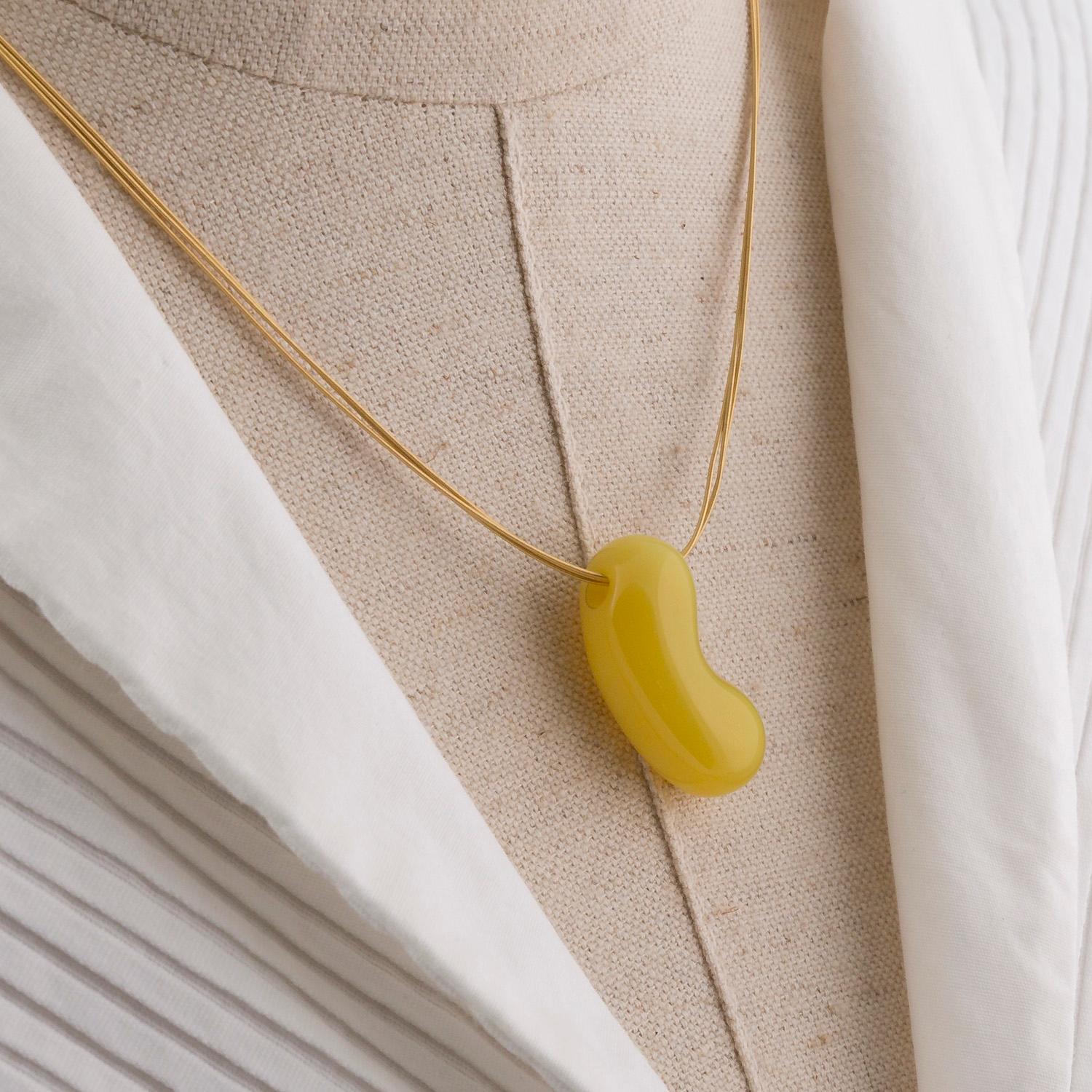 Pendant Necklace, 18 Karat Gold and Yellow Agate Jellybean For Sale 1