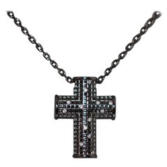 Collier pendentif croix en rhodium et diamants noirs et blancs en or blanc 18 carats 