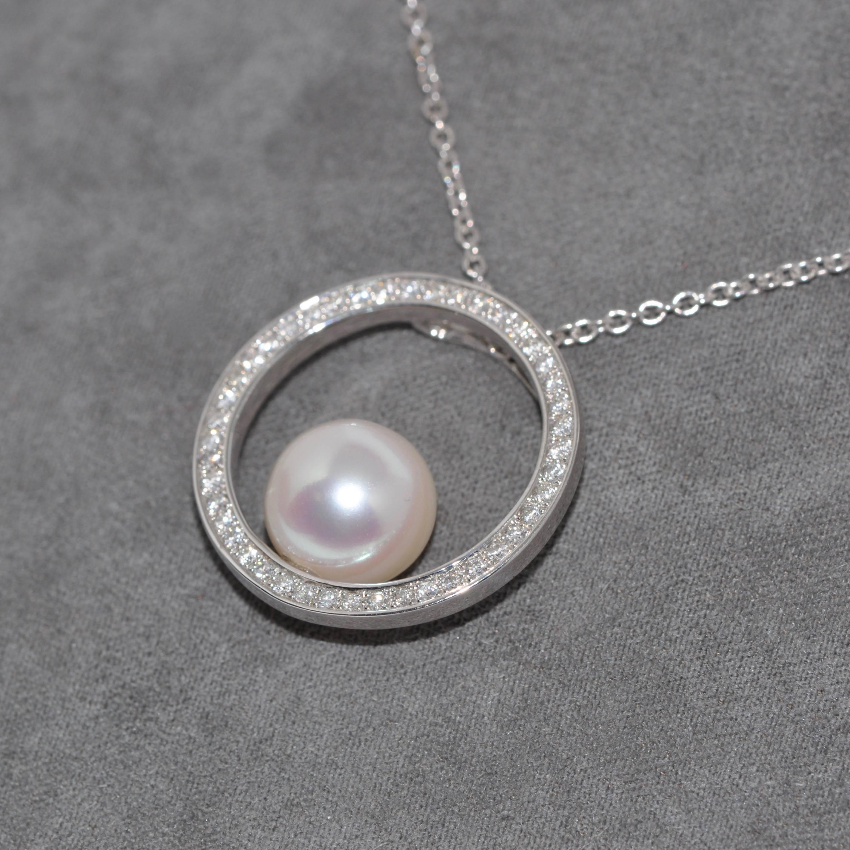 the perfect combination of the splendor of cultured pearls, the dazzling brilliance of white diamonds and the timeless elegance of white gold in this magnificent pendant necklace. Designed according to 1st Dibs' benchmark criteria, this exceptional