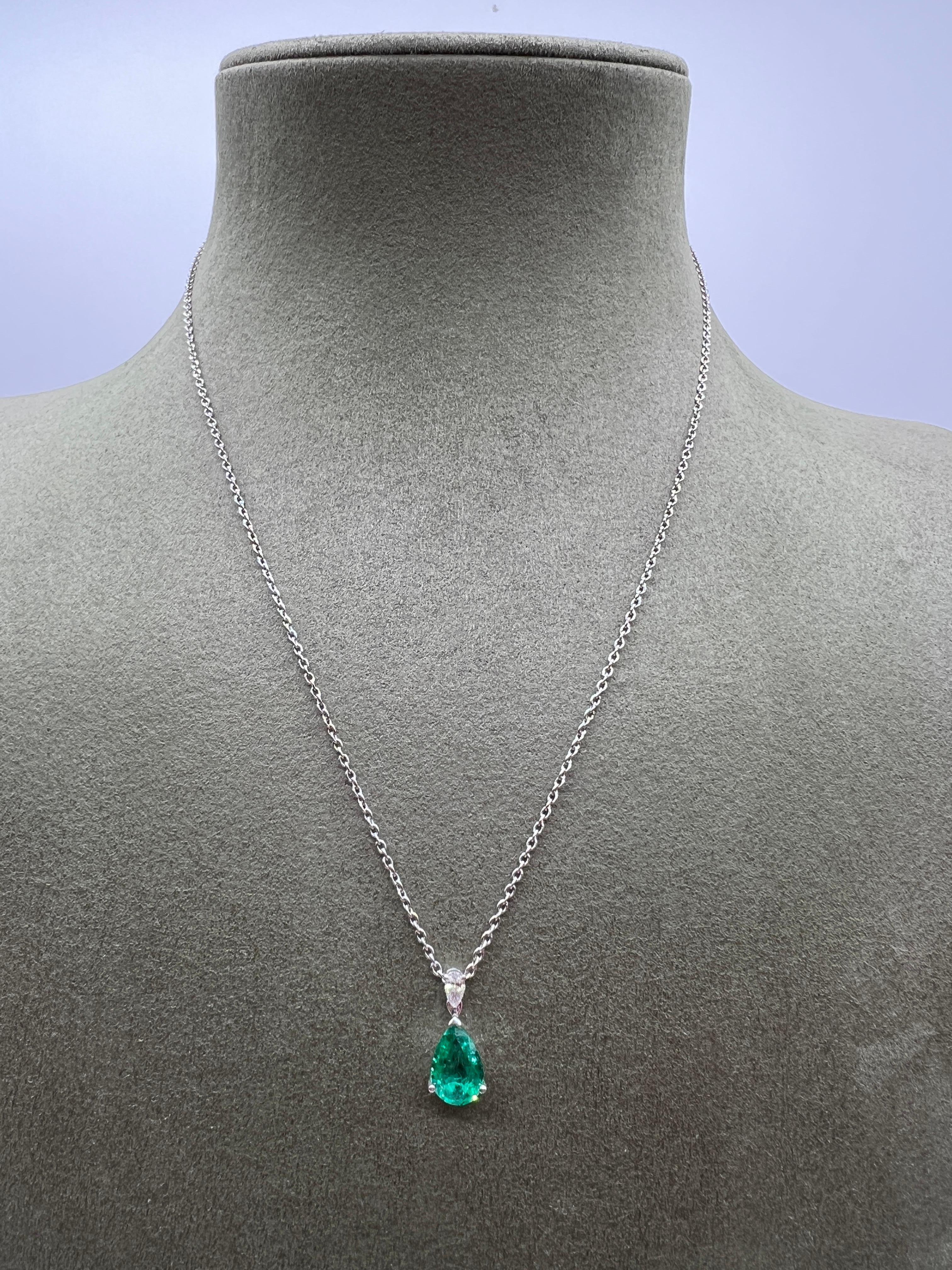 Pendentif en or blanc 18k avec émeraude poire et diamant

Découvrez ce magnifique pendentif en or blanc 18k, mettant en valeur une somptueuse pierre centrale en émeraude taille poire de 1,32 carat. L'émeraude, d'un vert vif et intense, incarne