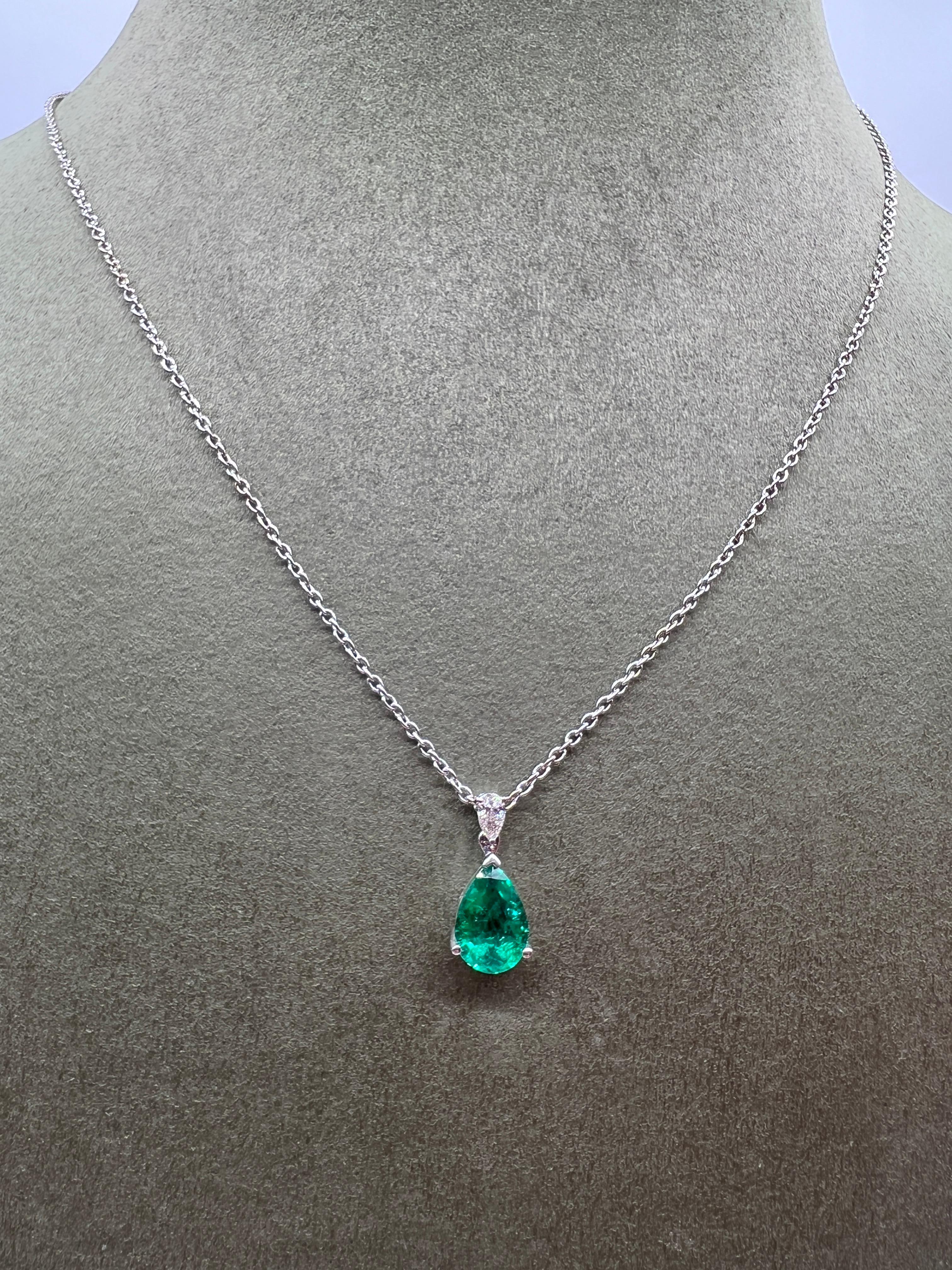 Collier pendentif émeraude 1, 32 diamants en or blanc 18 carats Neuf à Vannes, FR