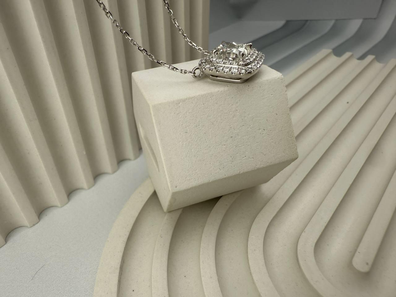 Anhänger-Halskette GIA 2, 02 ct H/VS1 Diamant im Kissenschliff & Weißgold für Damen oder Herren im Angebot