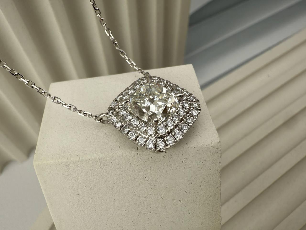 Anhänger-Halskette GIA 2, 02 ct H/VS1 Diamant im Kissenschliff & Weißgold im Angebot 1