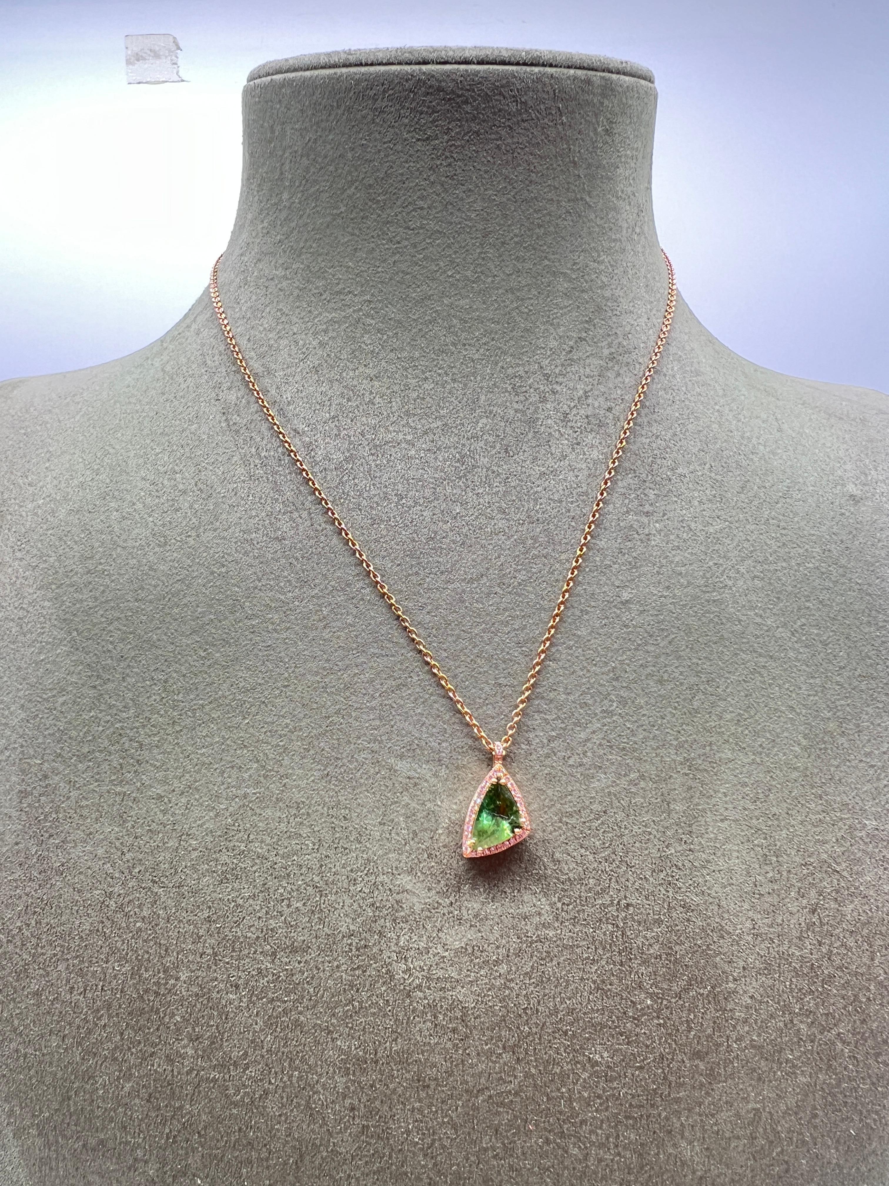 Collana con ciondolo in saphire verde 2, 27 carati e diamanti in oro rosa 18 carati in vendita 2