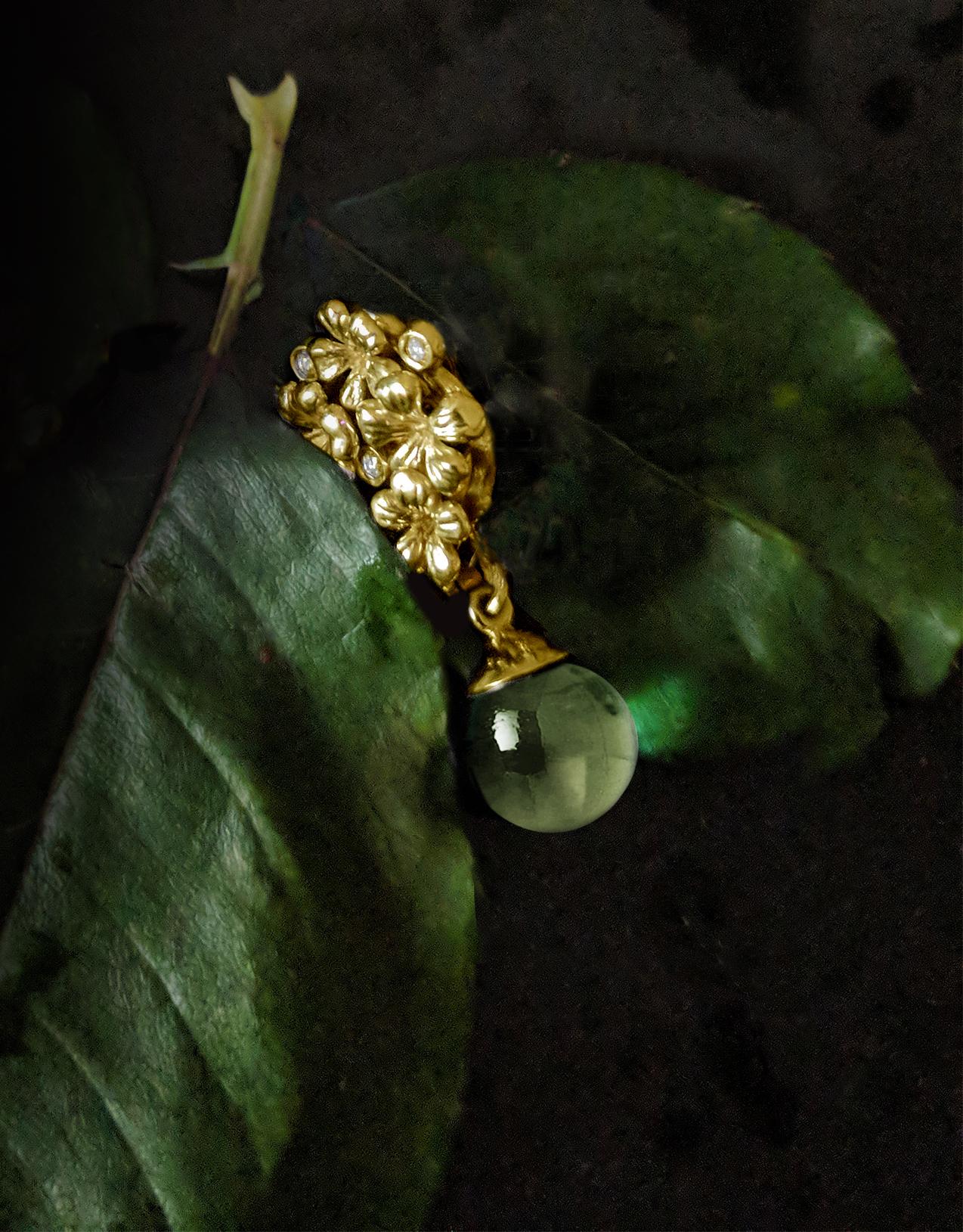 Floral Pendant Necklace in Yellow Gold with Diamonds and Green Quartz For Sale 3