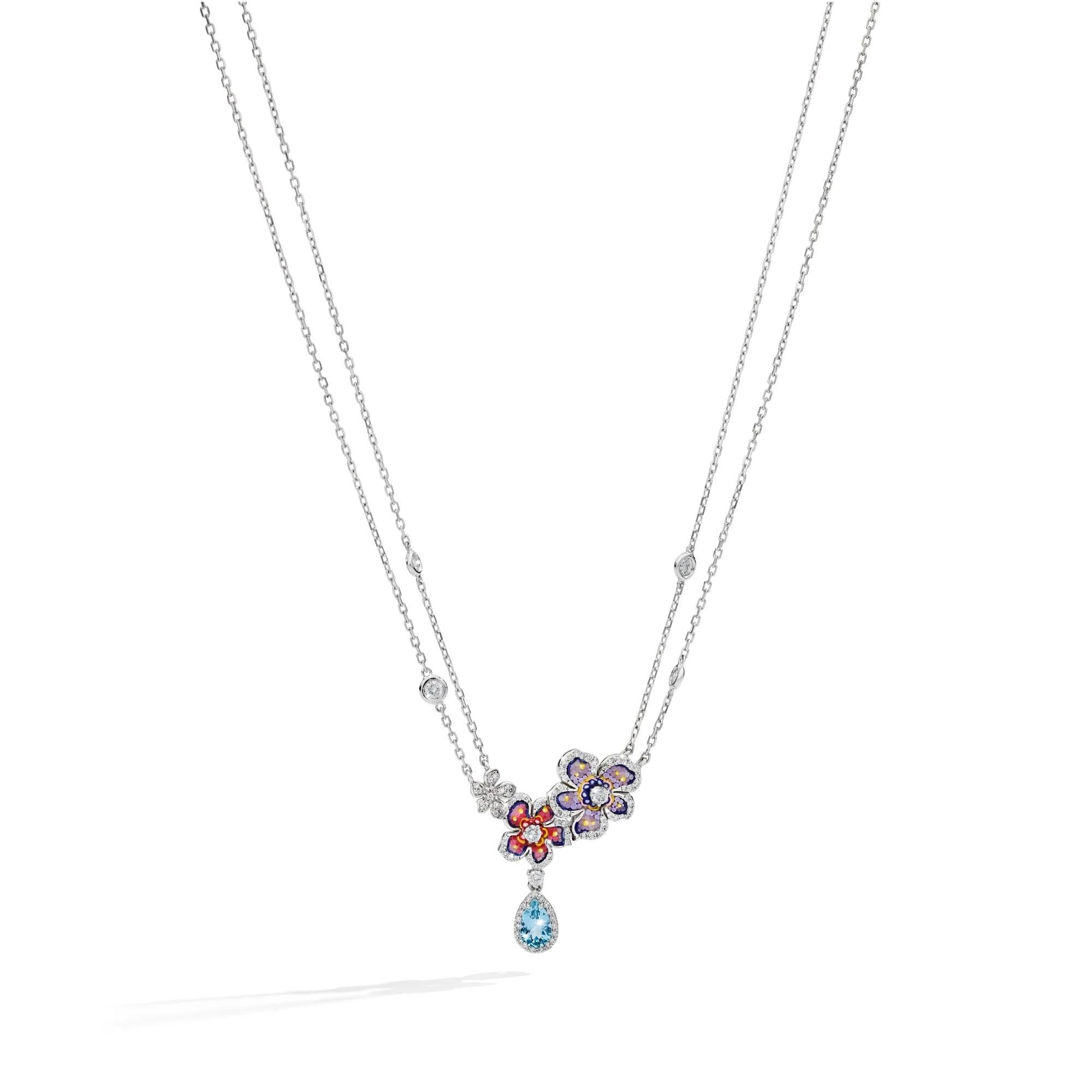 La delicata collana Giardino Leggero Estate incarna la leggerezza dell'estate con il suo raffinato design floreale. 
Due fiori intricati, ornati da mosaici viola pastello, rosa e blu turchese, sbocciano lungo una graziosa catena doppia impreziosita