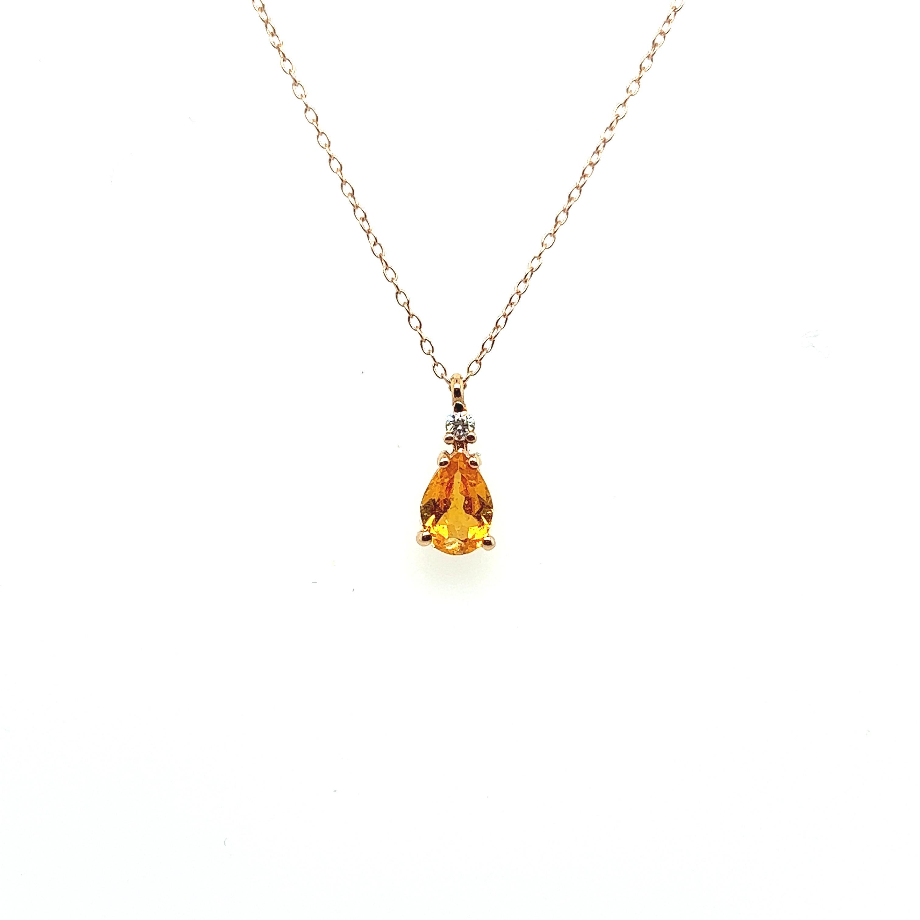 Collier pendentif grenat mandarin diamant or rose 

Magnifique collier en or rose 18K surmonté d'une chaîne de 45 cm. Elle attirera le regard avec sa magnifique pierre mandarine grenat en forme de poire. La pierre est maintenue par 2 fois 2 griffes