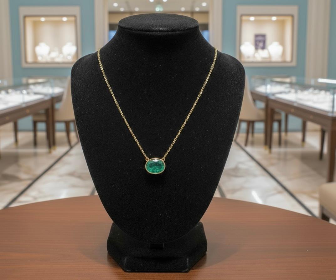 Halskette mit Anhänger, ovaler natürlicher Smaragd 18 Karat im Angebot 5