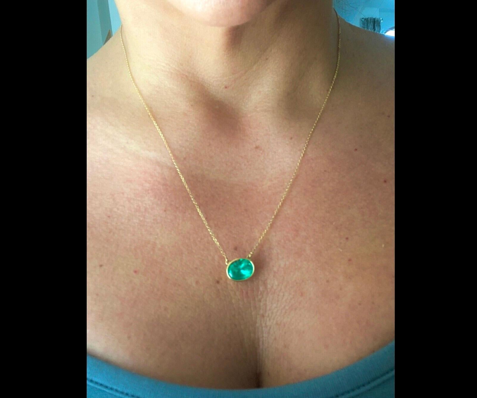 Contemporary Pendant Necklace Oval Natural Emerald 18 Karat For Sale