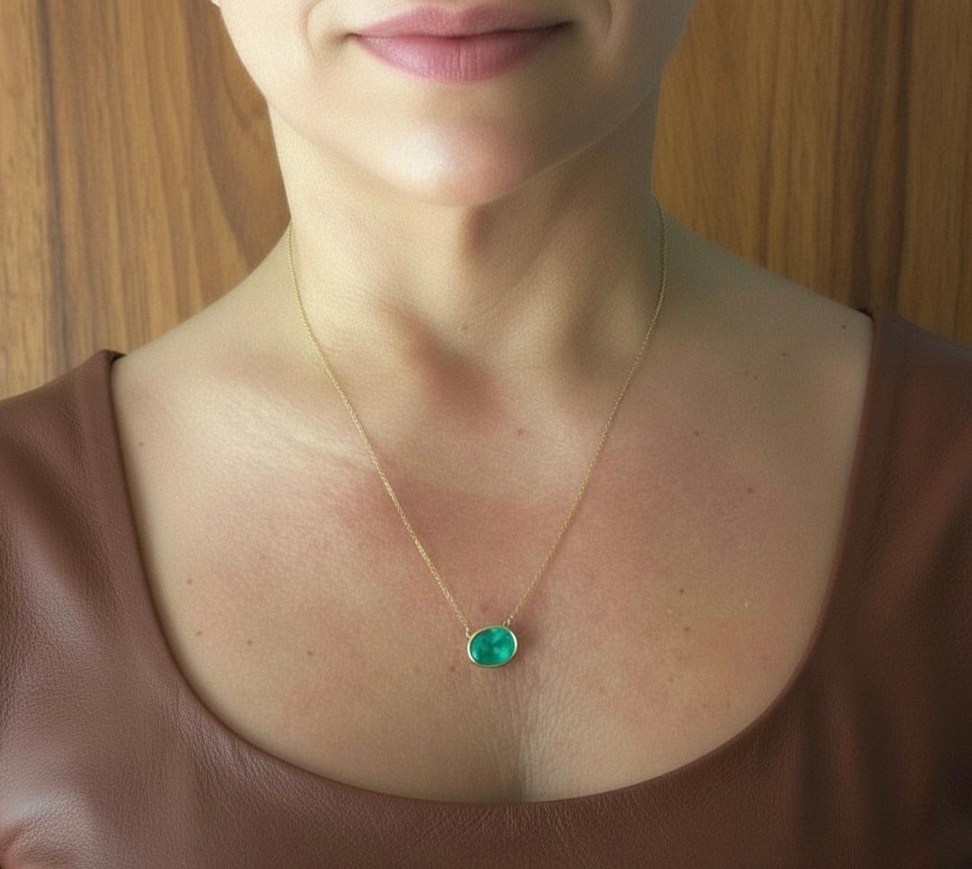 Halskette mit Anhänger, ovaler natürlicher Smaragd 18 Karat (Zeitgenössisch) im Angebot