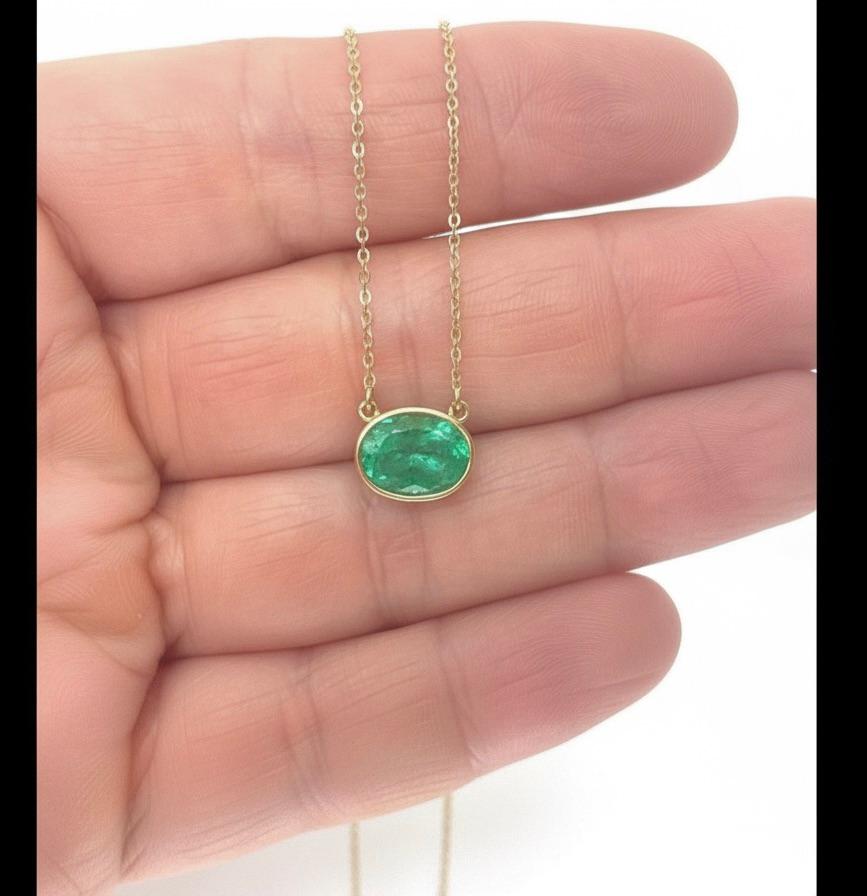 Halskette mit Anhänger, ovaler natürlicher Smaragd 18 Karat im Angebot 1