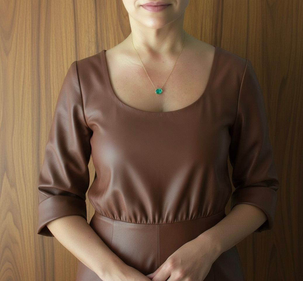 Stilvolle Anhänger Halskette natürlichen kolumbianischen Smaragd 18K Gelbgold 20in
Ausgestattet mit einem natürlichen kolumbianischen Smaragd im Ovalschliff, mit sichtbaren natürlichen Einschlüssen, 3,50 Karat, der Smaragd misst 9,00x11,00 mm und