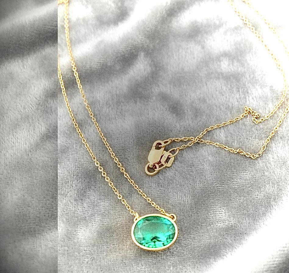 Halskette mit Anhänger, ovaler natürlicher Smaragd 18 Karat im Angebot 4