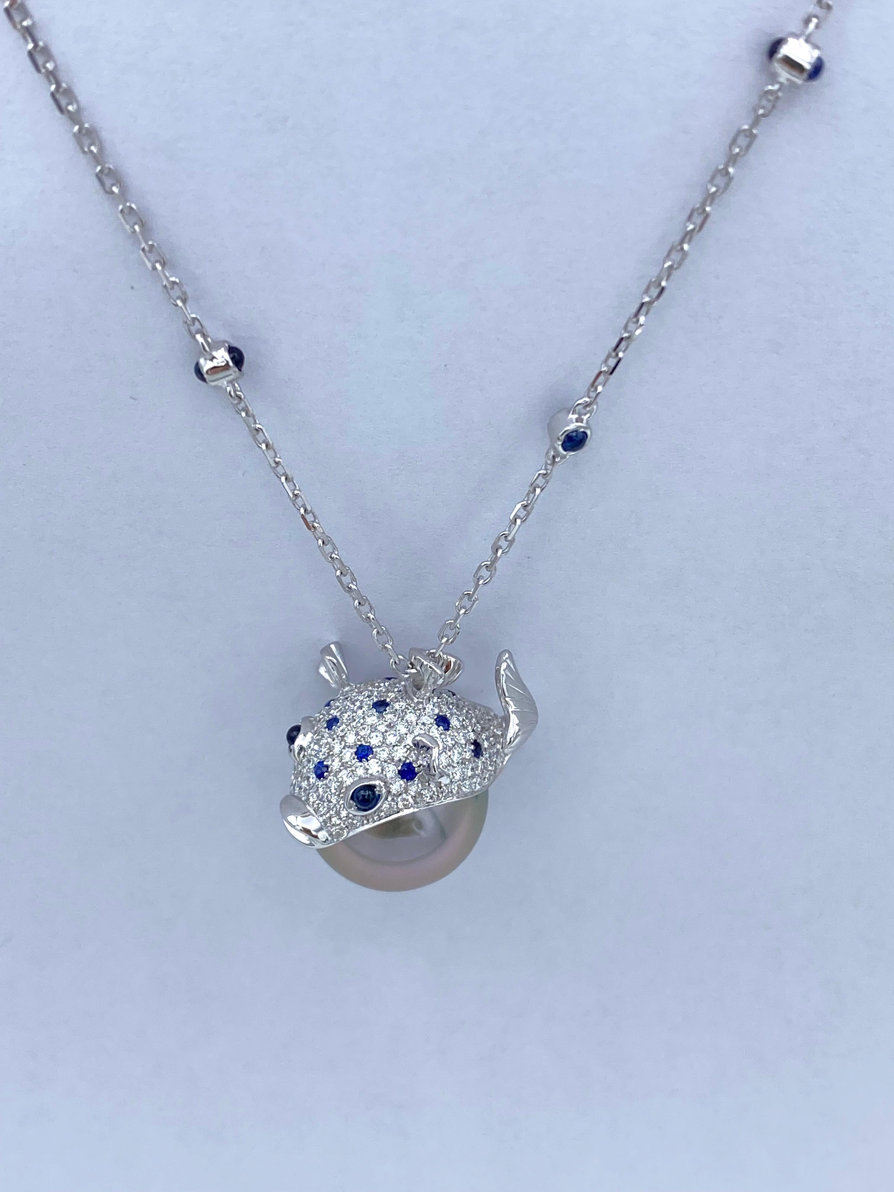 Colgante/Collar Pez globo Diamante blanco Zafiro azul Perla de Tahití Oro de 18 Kt 
Con una perla esférica de Tahití (14,00 mm de diámetro) he creado un colgante inspirado en el mundo marino, en concreto se trata de un pez globo. La parte de oro