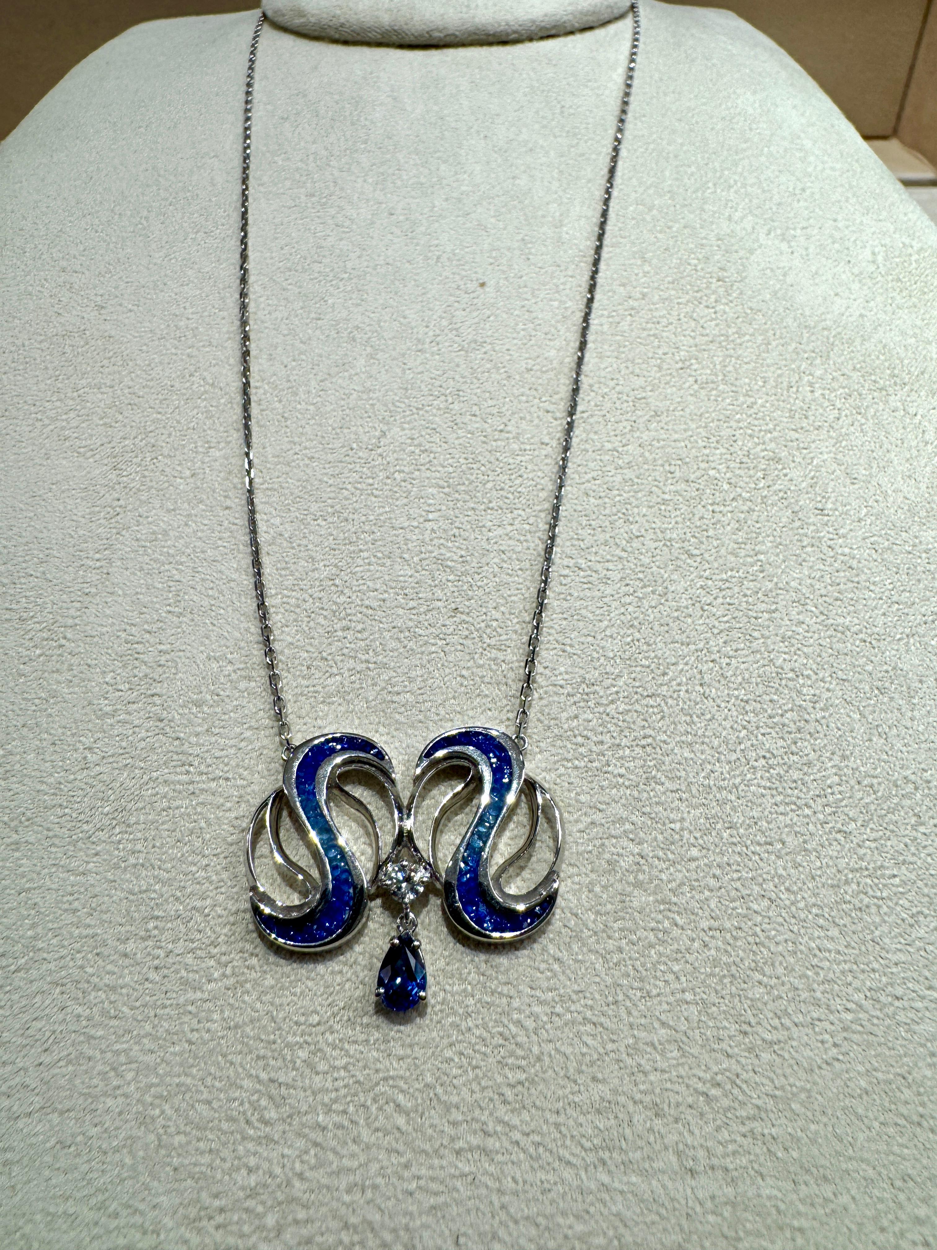 Moderne Collier pendentif en or rose, saphir bleu, diamant blanc et micromosaïque en vente