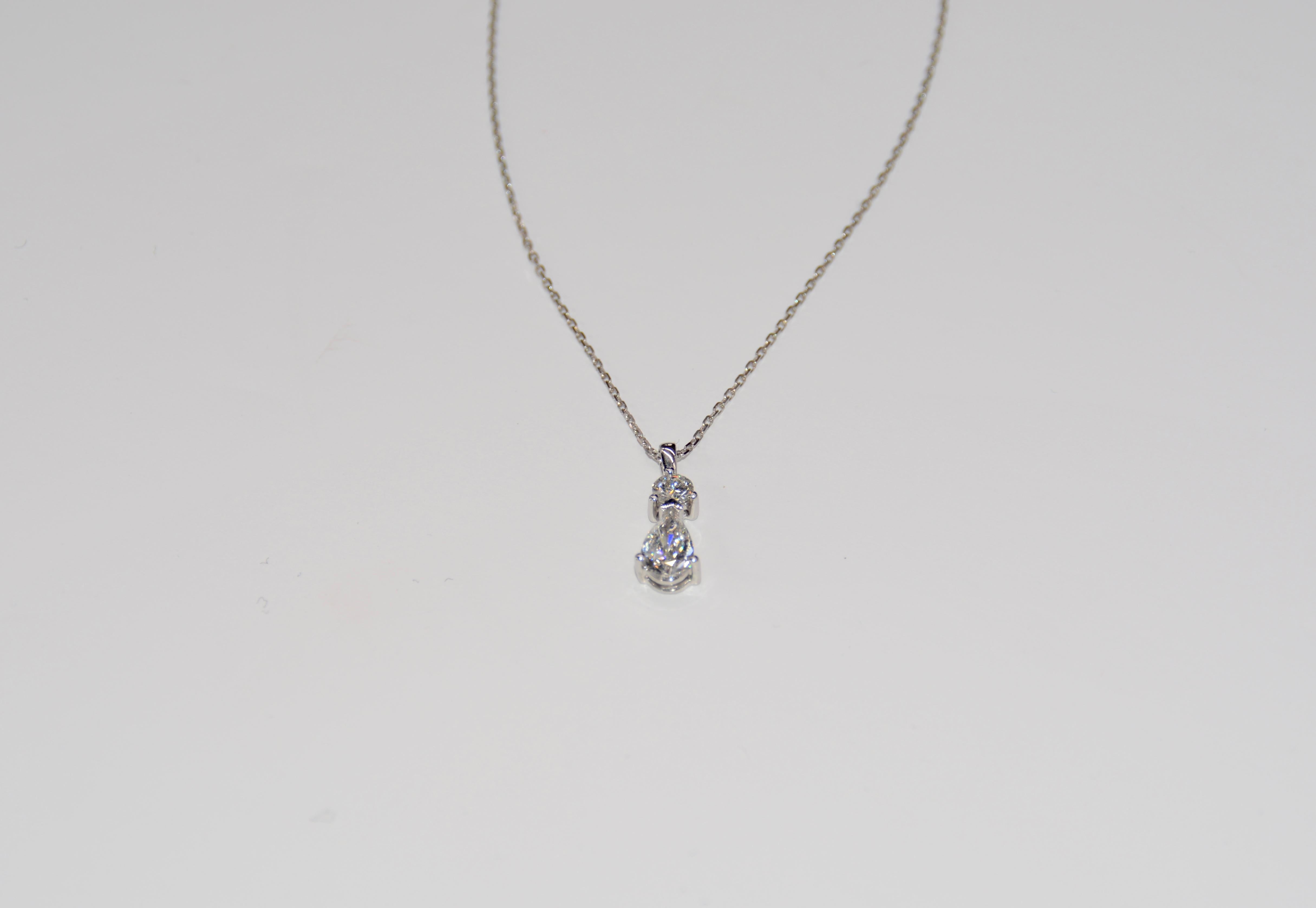 Moderne Collier à pendentif en or blanc et diamants  en vente