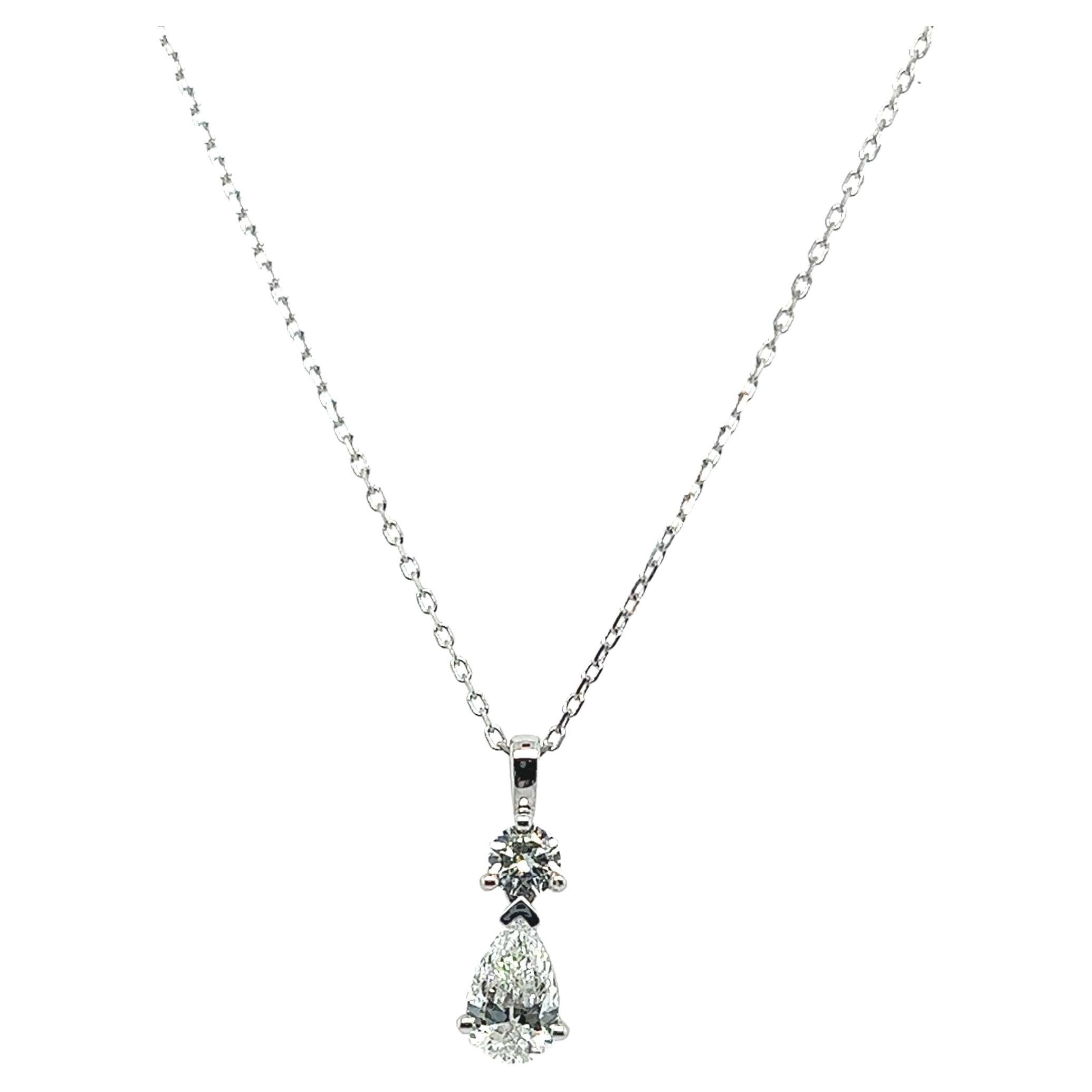 Collier à pendentif en or blanc et diamants  en vente