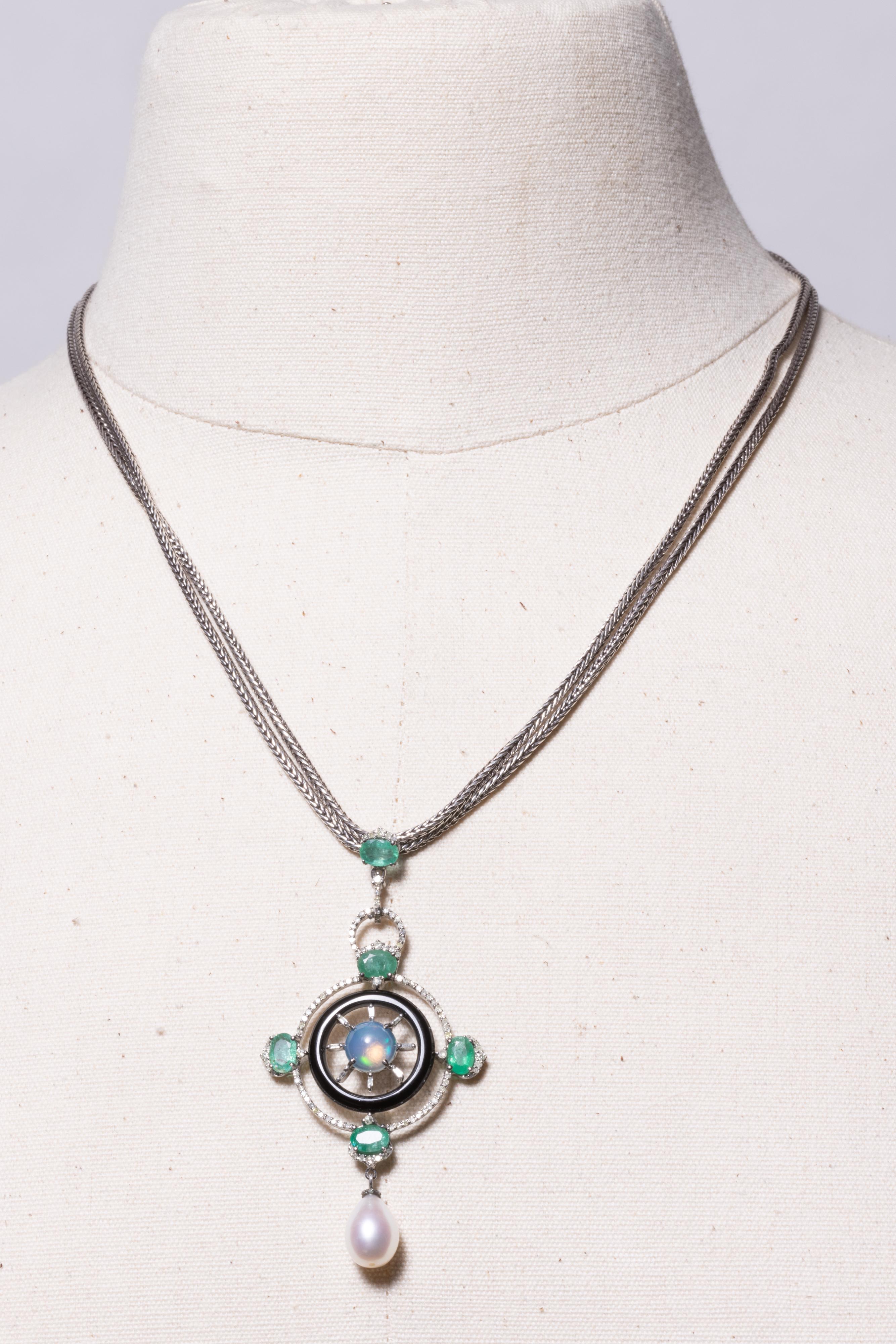 Taille ronde Collier pendentif avec émeraudes, diamants, opale et perles, porté long ou court en vente