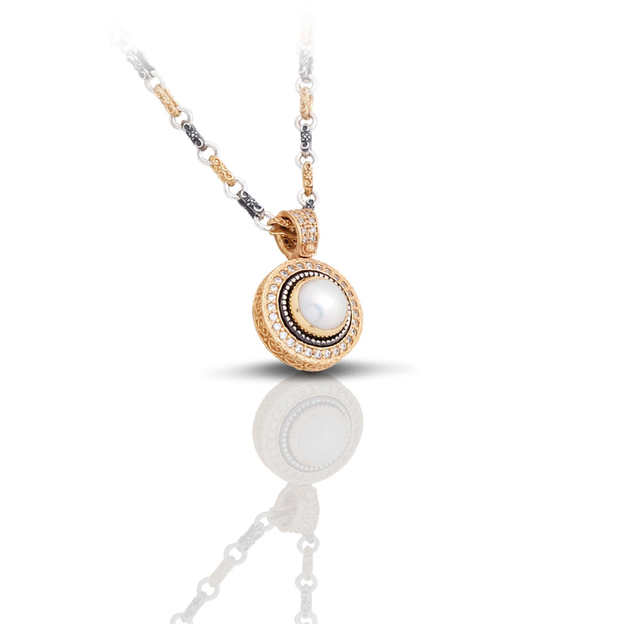 The ancient origin of the word pearl, which has been attributed to this beautiful organic matter, justifies both the historical charm that this jewel has exerted on man and its direct connection with various healing properties.

In ancient Greece,