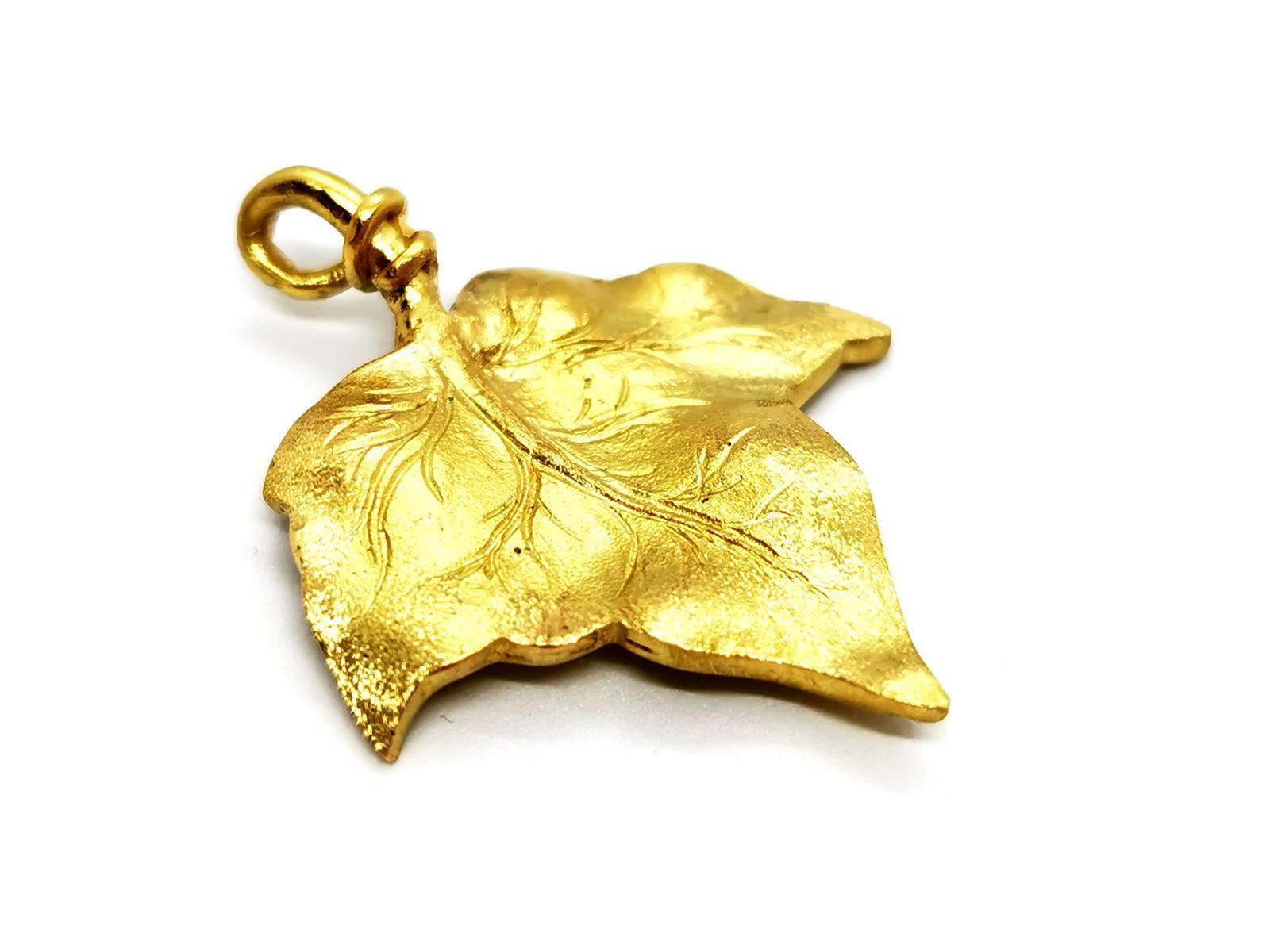 Pendant in 750 thousandths (18k) yellow gold. leaf motif. brushed finish on top. matt on reverse. dimensions (including bail): 4.23 cm X 3.43 cm. Peppino Capuano signature on the back. total weight : 15.03 g. Owl head hallmark. excellent condition.
