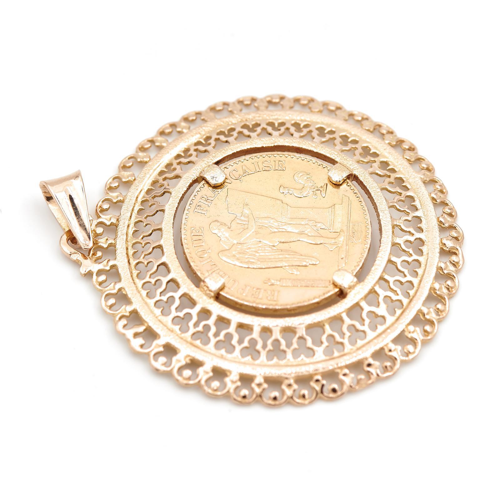 Pendant in gold 750 thousandths (18 carats). with a coin of 20 francs in yellow gold 900 thousandths (21.6 carats). Weight of the coin: 6.45 g. Length: 5.15 cm. Width: 4.15 cm. Total weight: 14.74 g. Marked head of eagle. Excellent condition

