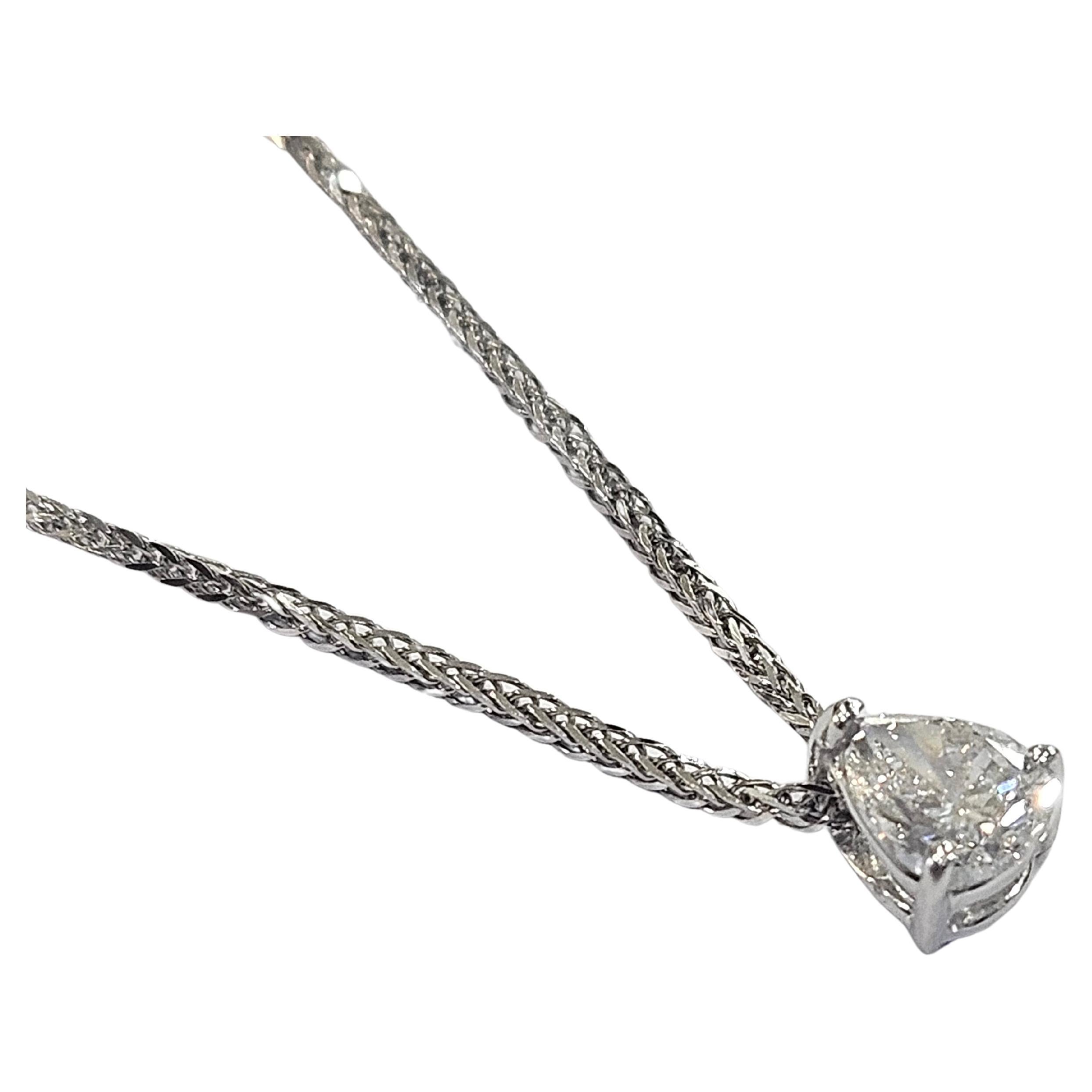 Femenino o masculino Collares Colgantes Diamante Natural Talla Pera 0,75 Quilates Oro Blanco 18 kilates en venta