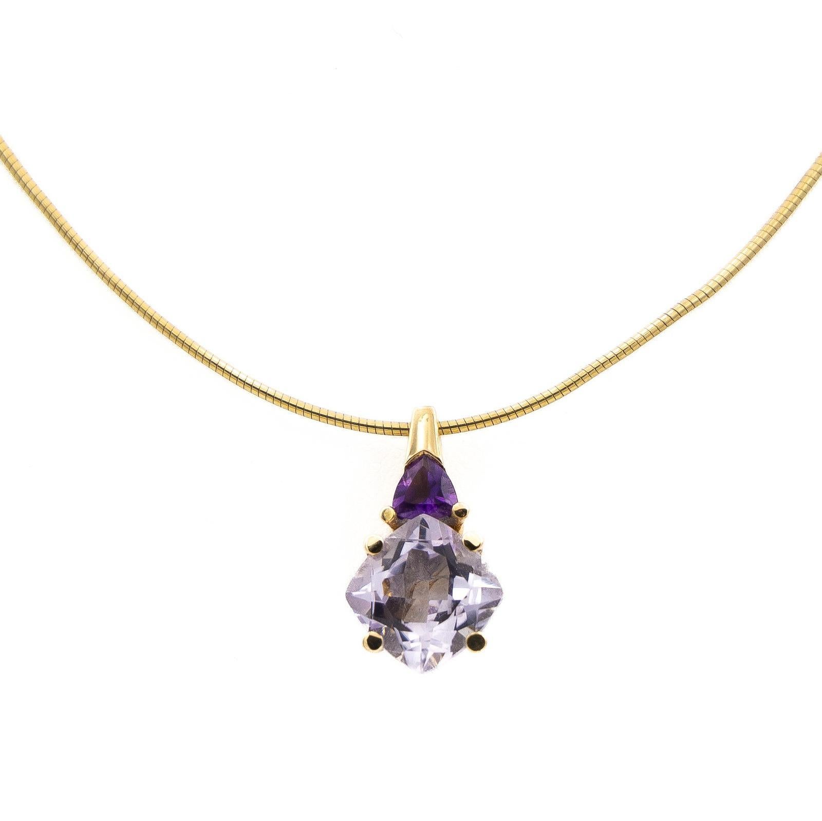 Necklace in yellow gold 750 thousandths (18 carats). pendant set with two amethysts. one cushion cut square about 4.35 cts. and the other trillion cut about 1.05 cts. Length: 43 cm. Dimensions: 2.05 x 1.20 cm. Total weight: 8.93. HallmarkEagle head.