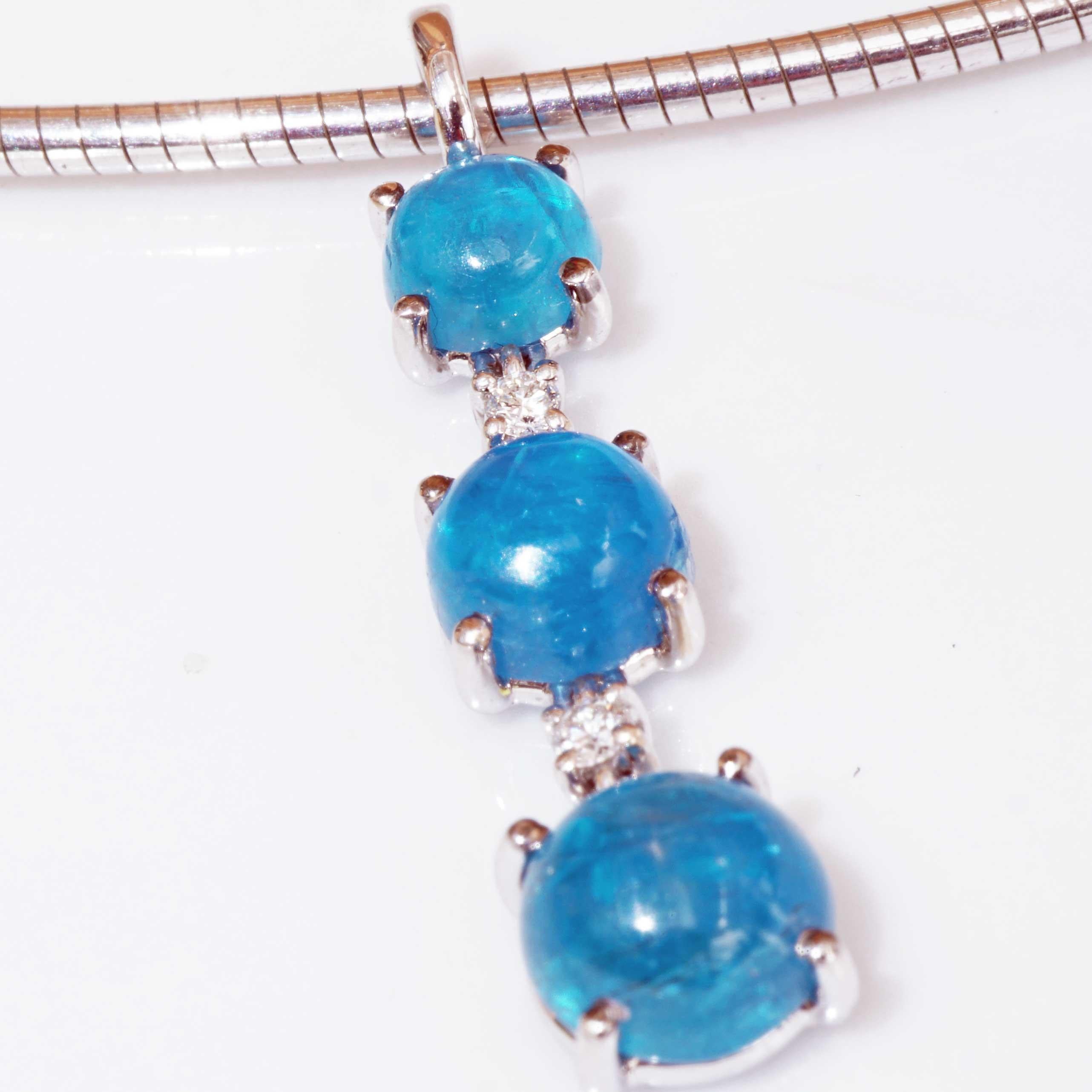 Pendentif de haute qualité réalisé dans une orfèvrerie italienne traditionnelle à Brilliante avec la dernière couleur de l'année, NEON, trois cabochons d'apatite néon translucide de grande qualité qui s'agrandissent, totalisant environ 3,78 ct et